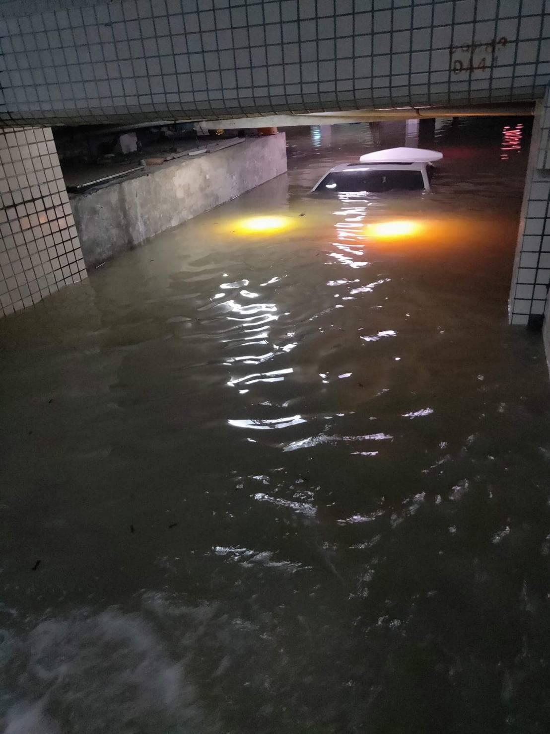 大樓地下室淹水,車輛慘遭滅頂。(翻攝畫面)