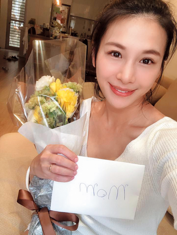艾莉絲帶英籍外交官老公（當時還是未婚夫）回台灣過年，透露帶他挑戰吃臭豆腐，對方只吃了一口就敬謝不敏。（艾莉絲臉書）