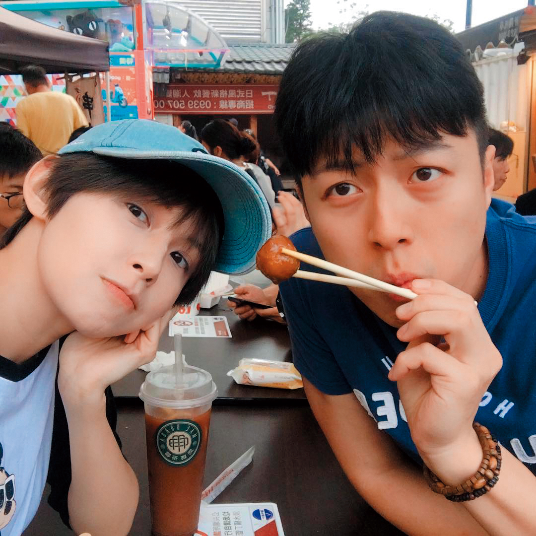 袁艾菲與當時還是男友的老公在小吃店約會，她走出來時作勢想吐被疑「有了」，之後她澄清是因吃了臭豆腐和麻辣鴨血，吃到過量。（袁艾菲臉書）