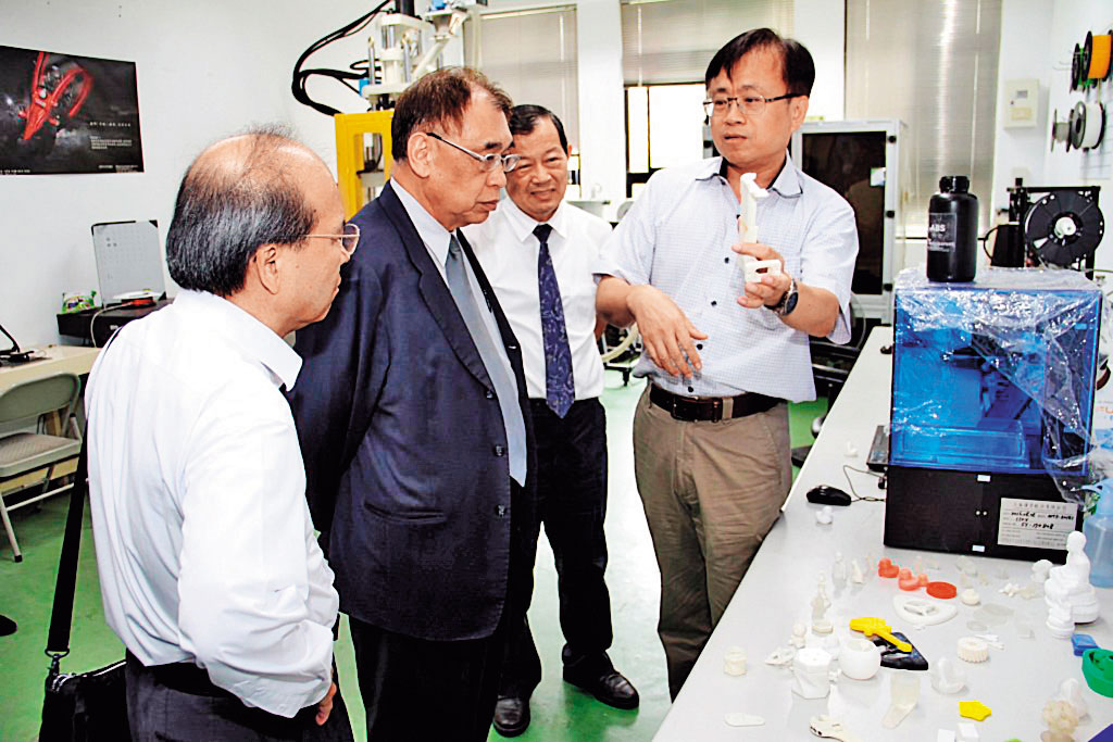 外傳寶德前董事長朱少華（左2）找了民進黨立委向兆豐金控董事長張兆順求助，希望兆豐同意20億元的增貸，但張兆順否認。（翻攝大葉大學官網）