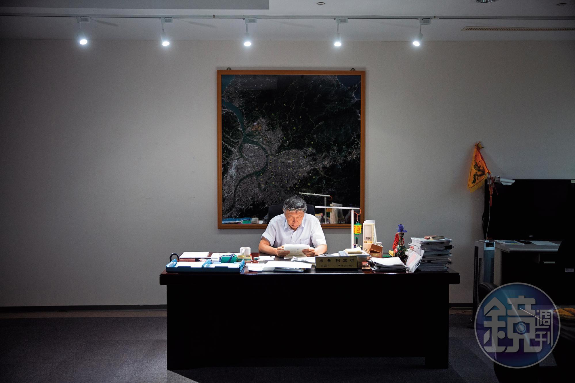 柯文哲曾說他從進台大醫院開始，每天都工作16小時。當市長以來，每天7點半開晨會。他說：「你要一例一休，就永遠成不了大人物。」缺乏勞權的傳統價值觀，與郭台銘類似。