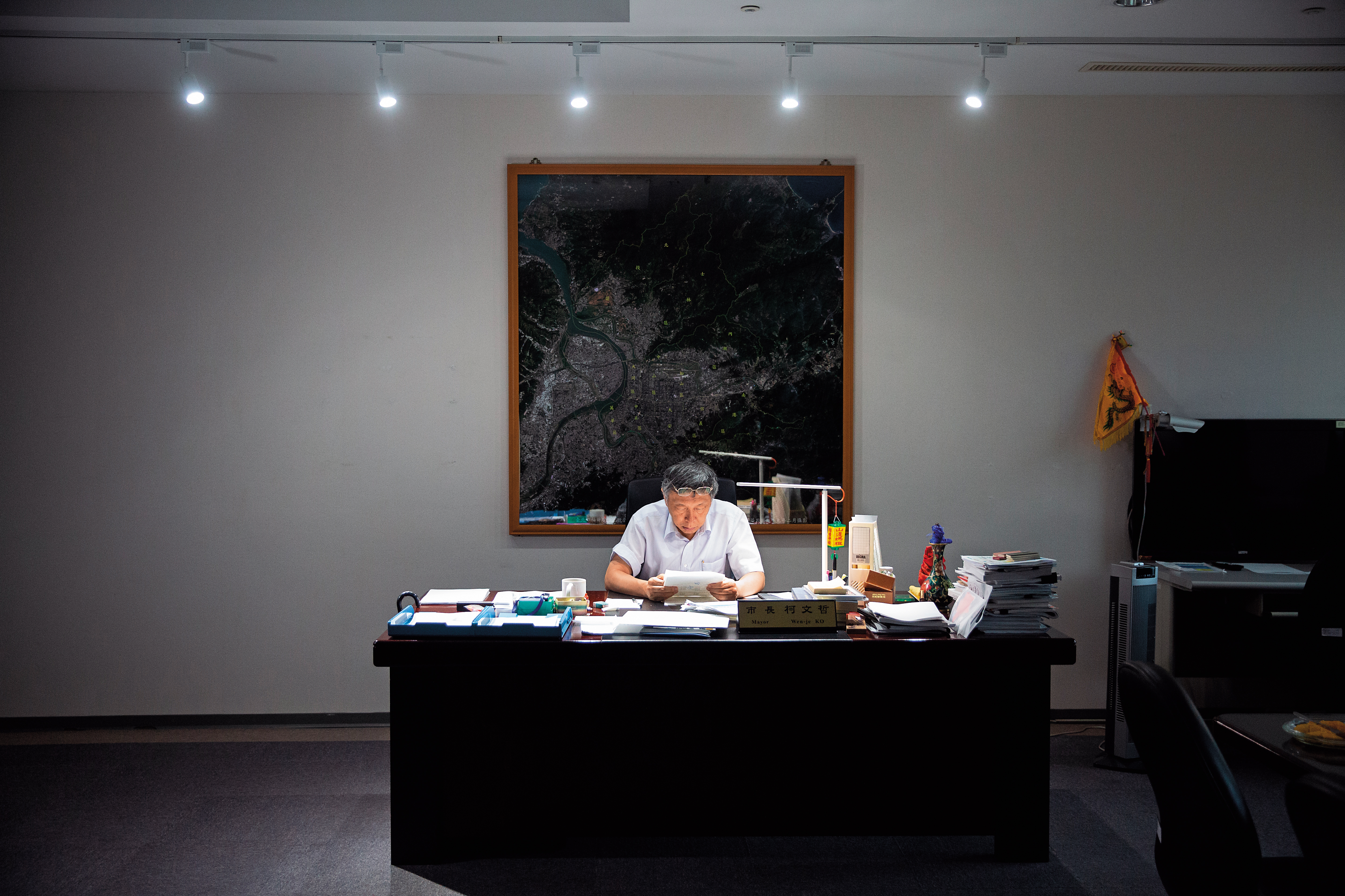 柯文哲曾說他從進台大醫院開始，每天都工作16小時。當市長以來，每天7點半開晨會。他說：「你要一例一休，就永遠成不了大人物。」缺乏勞權的傳統價值觀，與郭台銘類似。