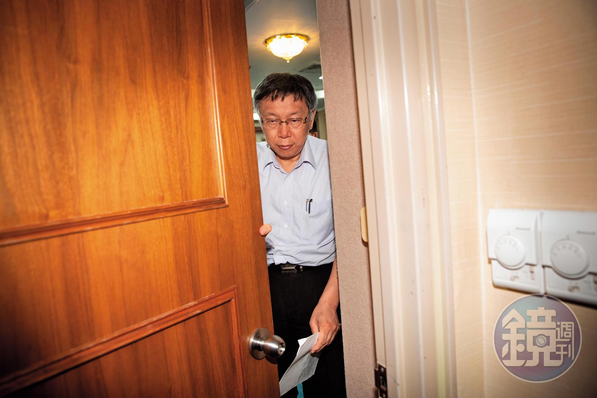 柯文哲從政以來的難題，始終是在藍、綠夾殺中求生存，若想問鼎總統大位，他必須在中、美2大強權之間，為台灣找到新的出路。