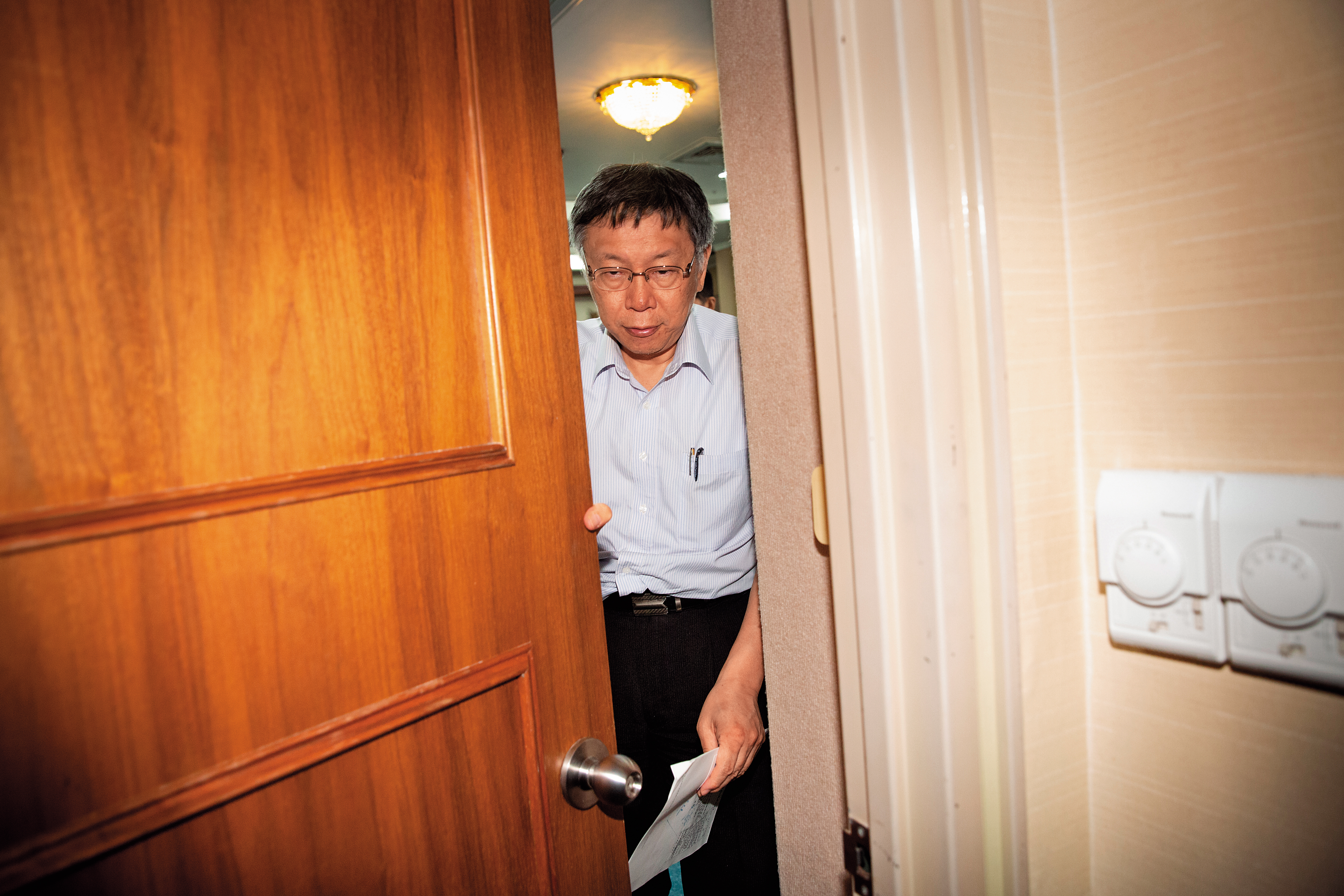 柯文哲從政以來的難題，始終是在藍、綠夾殺中求生存，若想問鼎總統大位，他必須在中、美2大強權之間，為台灣找到新的出路。