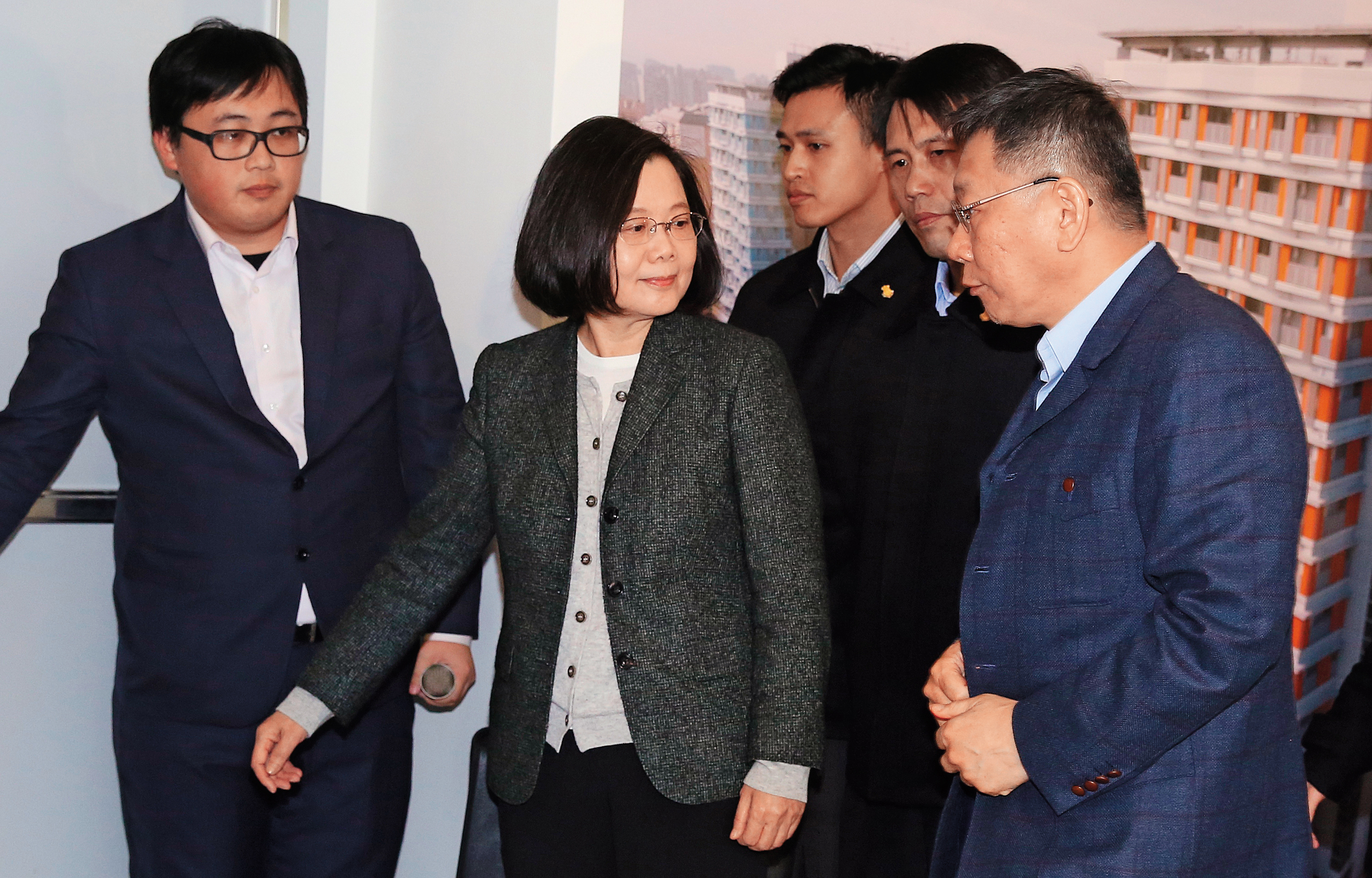 柯文哲打選戰的過程,多虧民進黨相挺,但後來因為世大運、台灣價值等考題爭議,讓他與民進黨的關係急降冰點,訪談過程談起此事,他仍餘怒未平。(吳貞慧攝)