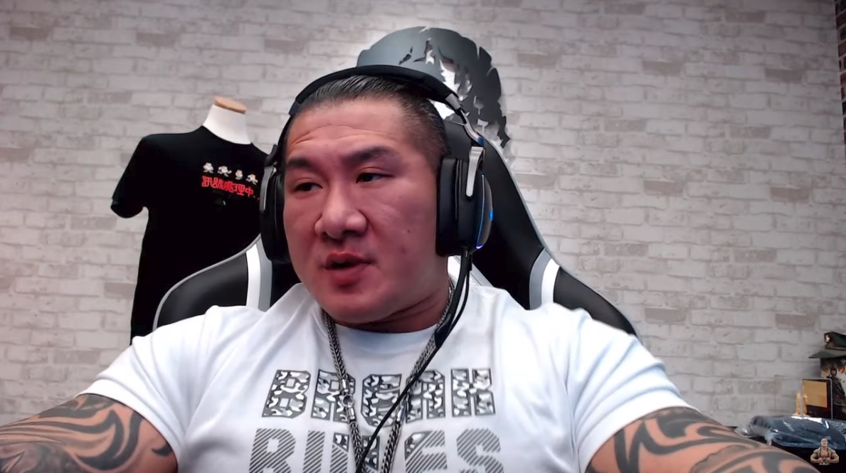 針對「賣蘸醬的議員」告發黃捷募集防毒面具等設備支援香港群眾運動，館長氣pupu表示「我們台灣有些人很自私。」（翻攝自館長成吉思汗YouTube）