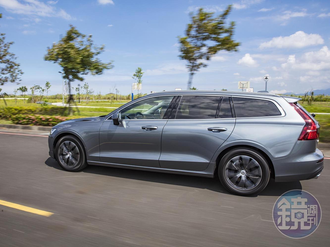 V60車身尺碼4,761mm X 1,850mm X 1,437mm,軸距2872mm。