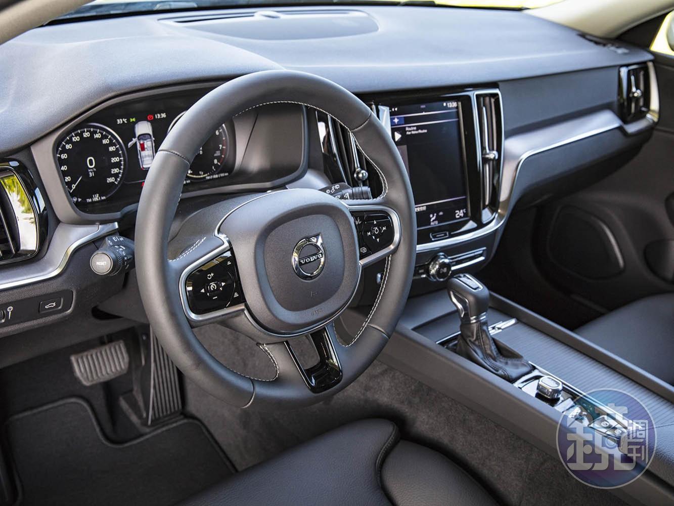 內裝鋪陳也延續VOLVO北歐設計風格。