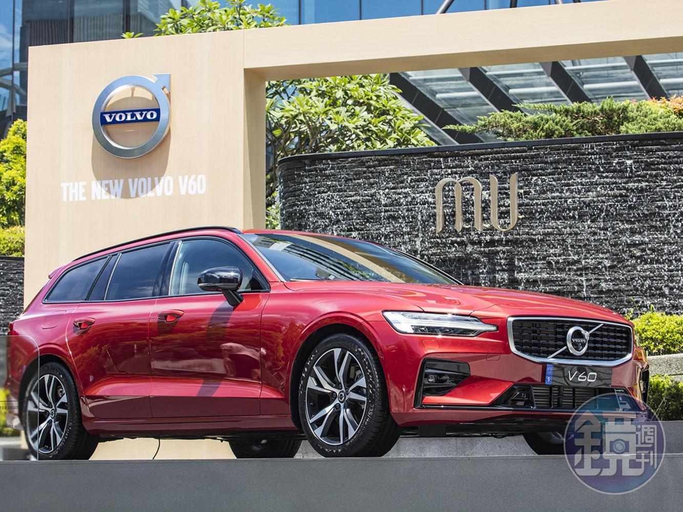 與試駕車相比,T5 R-Design在外觀上換上了更為熱血的R-Design外觀套件,雖然一樣採用2.0升的渦輪增壓引擎,但透過不同的設定,T5的引擎可輸出254hp/35.7kgm的數據,再加上跑車化的底盤以及四輪驅動的加持,絕對是熱血老爸的最愛。