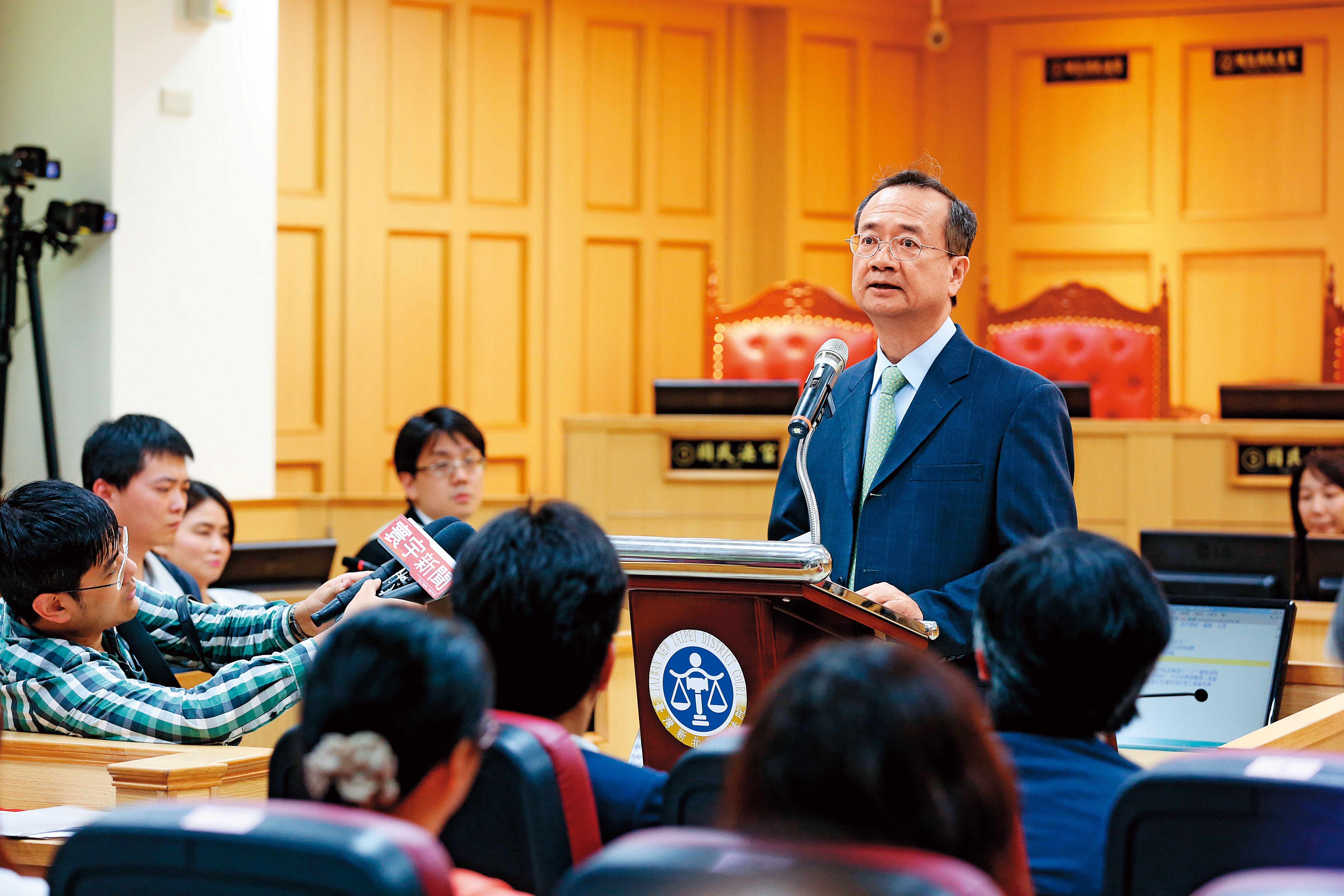 司法院長許宗力（右）致力司法改革，將加速淘汰不良法官。