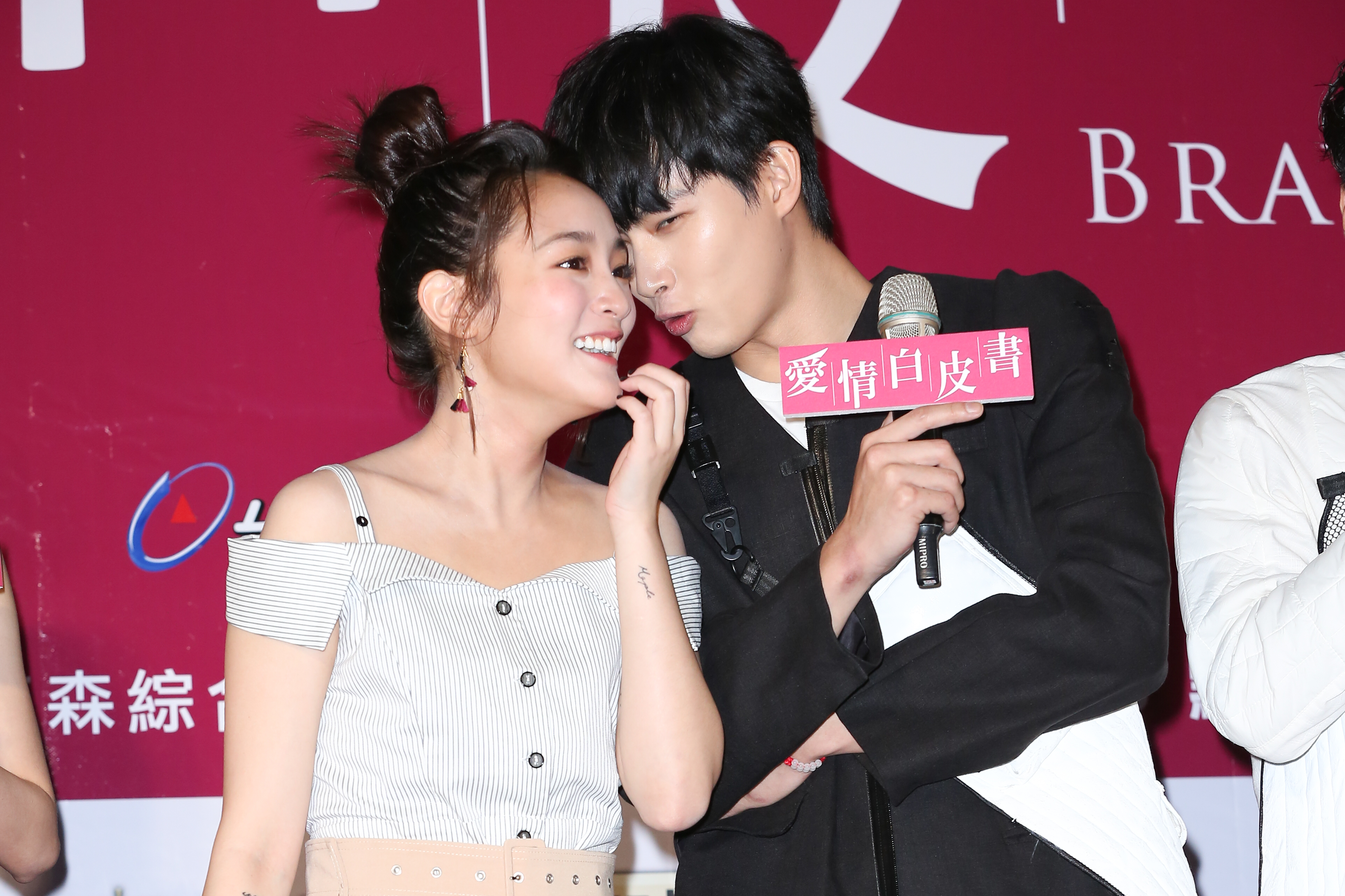 王淨在《愛情白皮書》裡先是和張庭瑚傳曖昧，被鄭重否認。