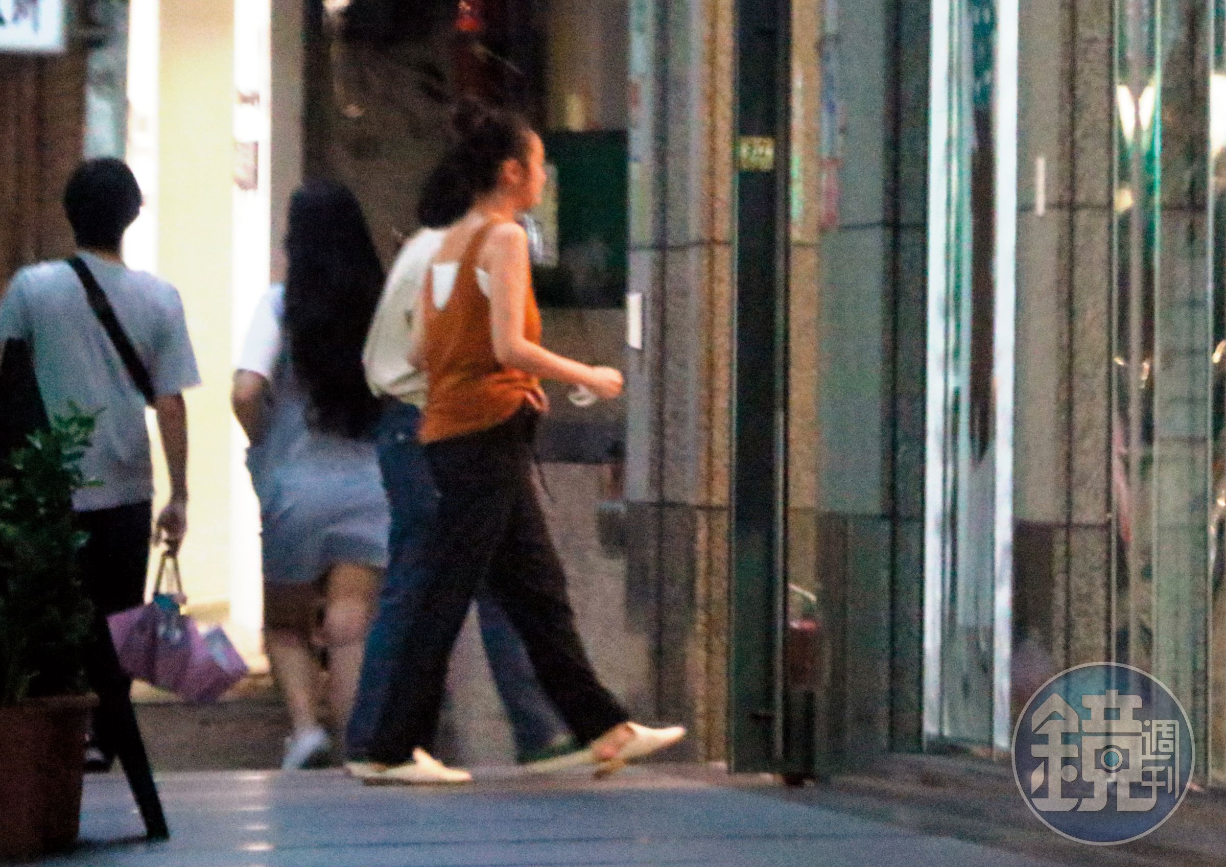 8/9 21：21，有朋友掩護，王淨慢慢走回家，還不時講講電話、傳傳簡訊。