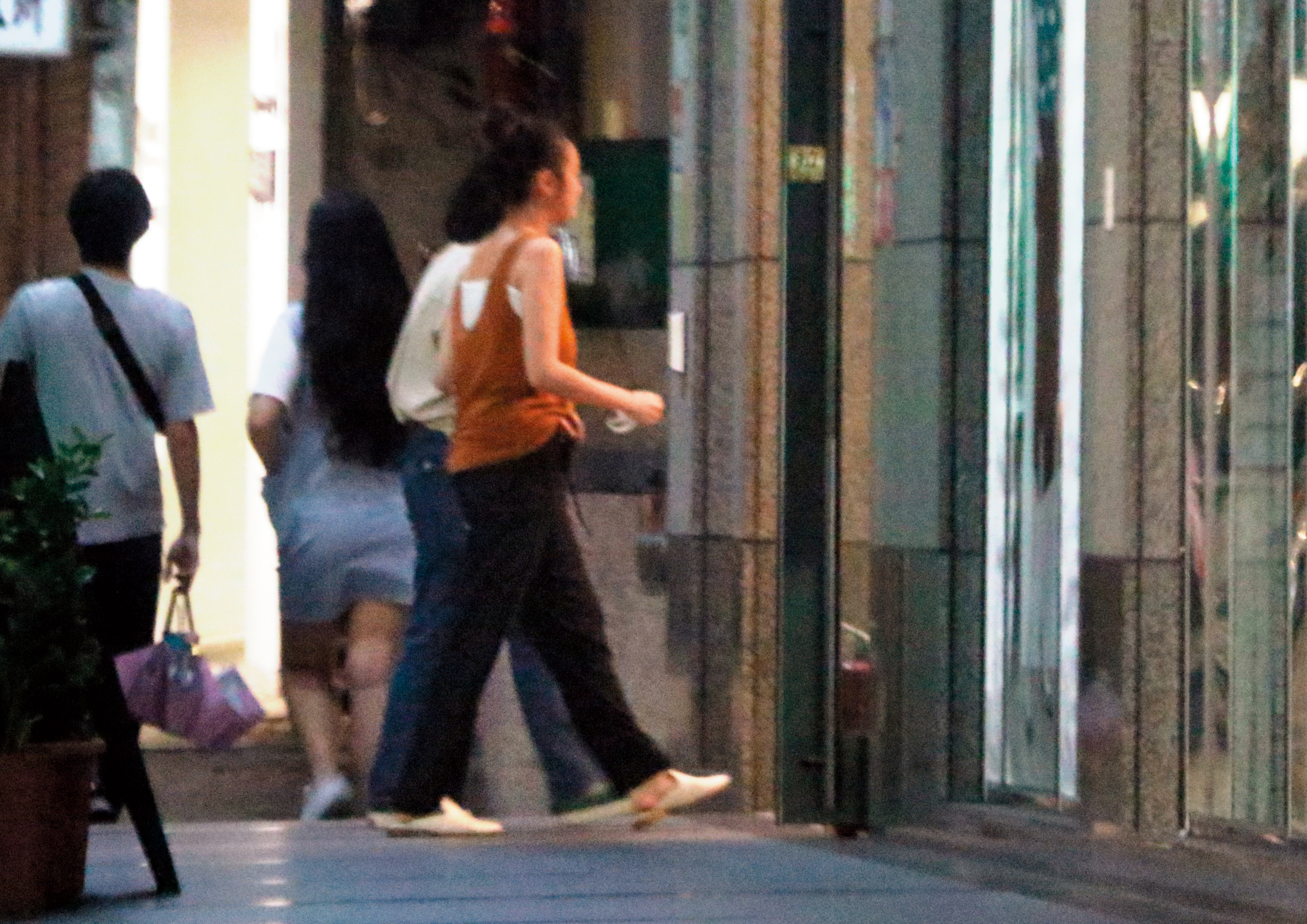 8/9 21：21，有朋友掩護，王淨慢慢走回家，還不時講講電話、傳傳簡訊。