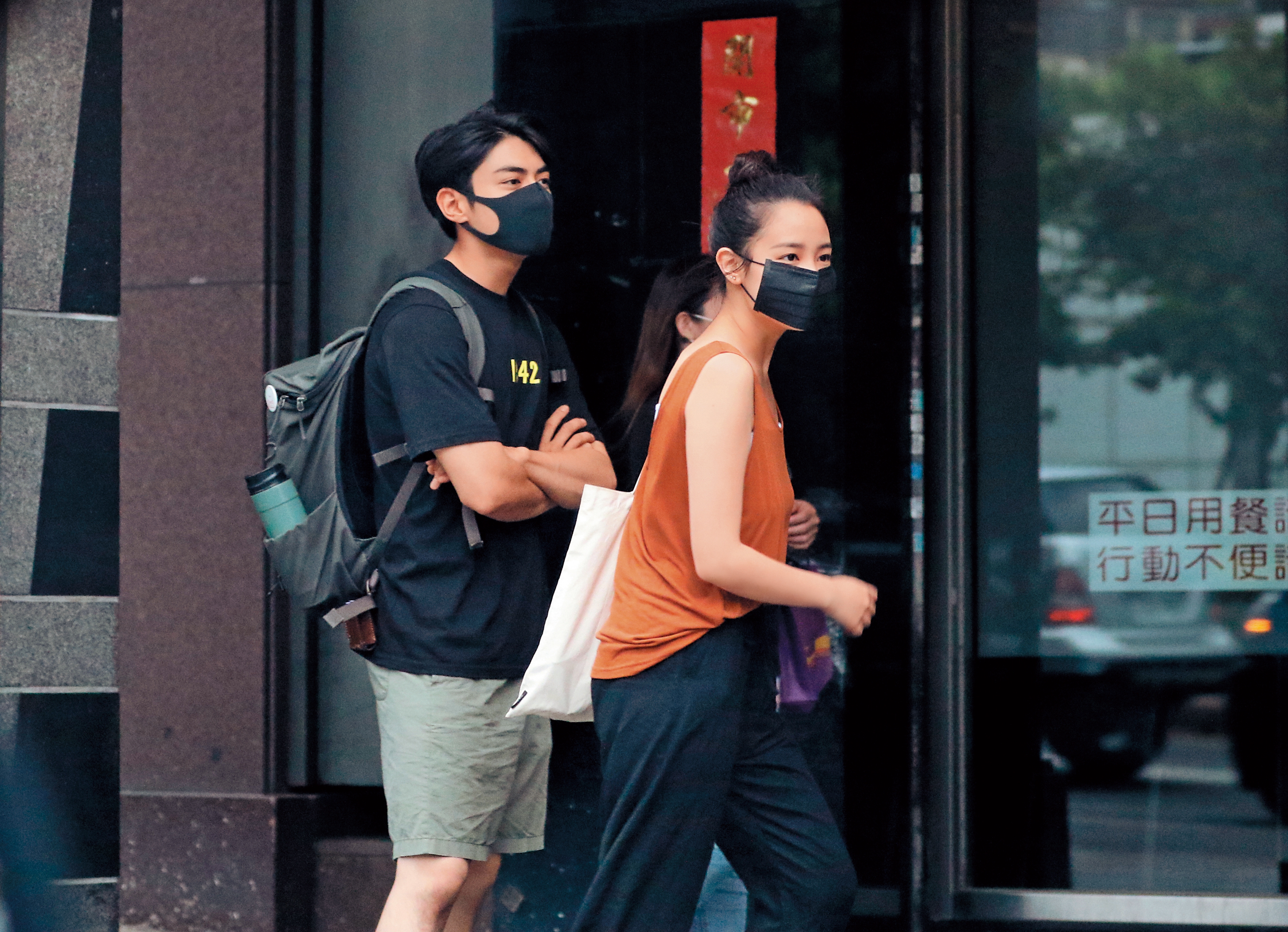 8/9 17：31，宋柏緯和王淨會合後，看得出來王淨心情大好，連口罩都遮不住笑意。