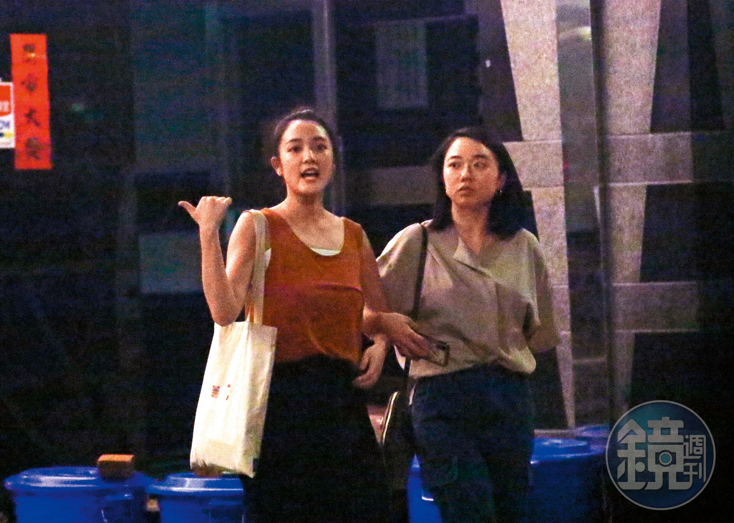 8/9 19：45，用餐完畢，王淨刻意和女性友人併肩走出。