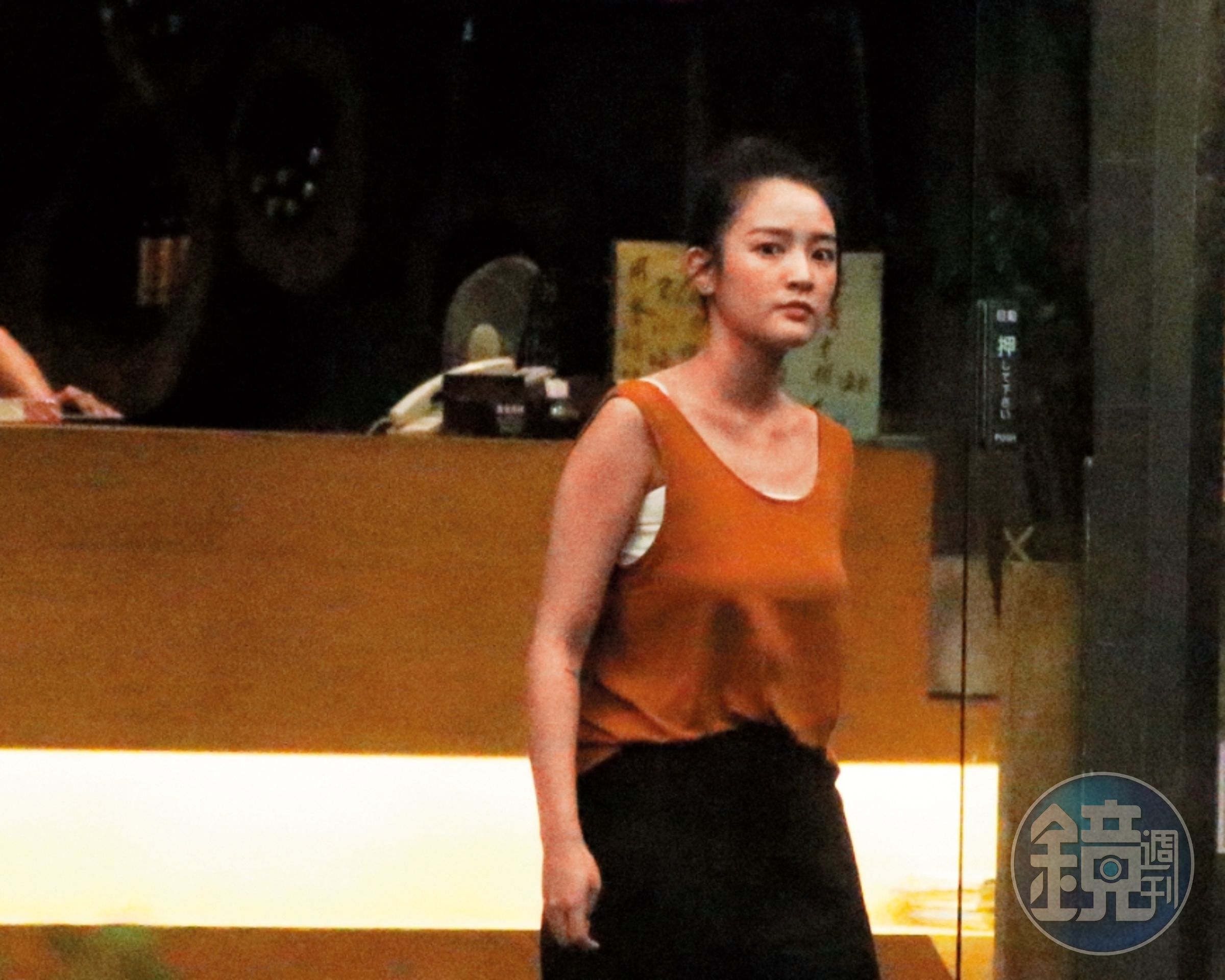 8/9 18：47，王淨出了餐廳，疑似發現跟拍，就跟原本在外抽菸的宋柏緯開始商量對策。