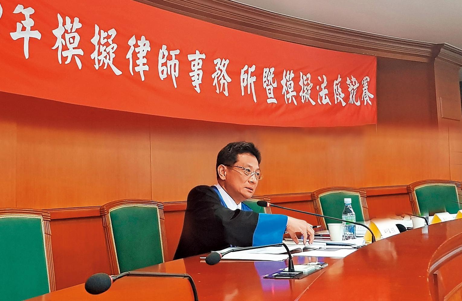 新竹法官吳振富將助理當成家僕使喚，經法官評鑑委員會認定，吳已不適任法官，今決議予移送監察院，並建議撤職。（翻攝東吳法學院臉書）