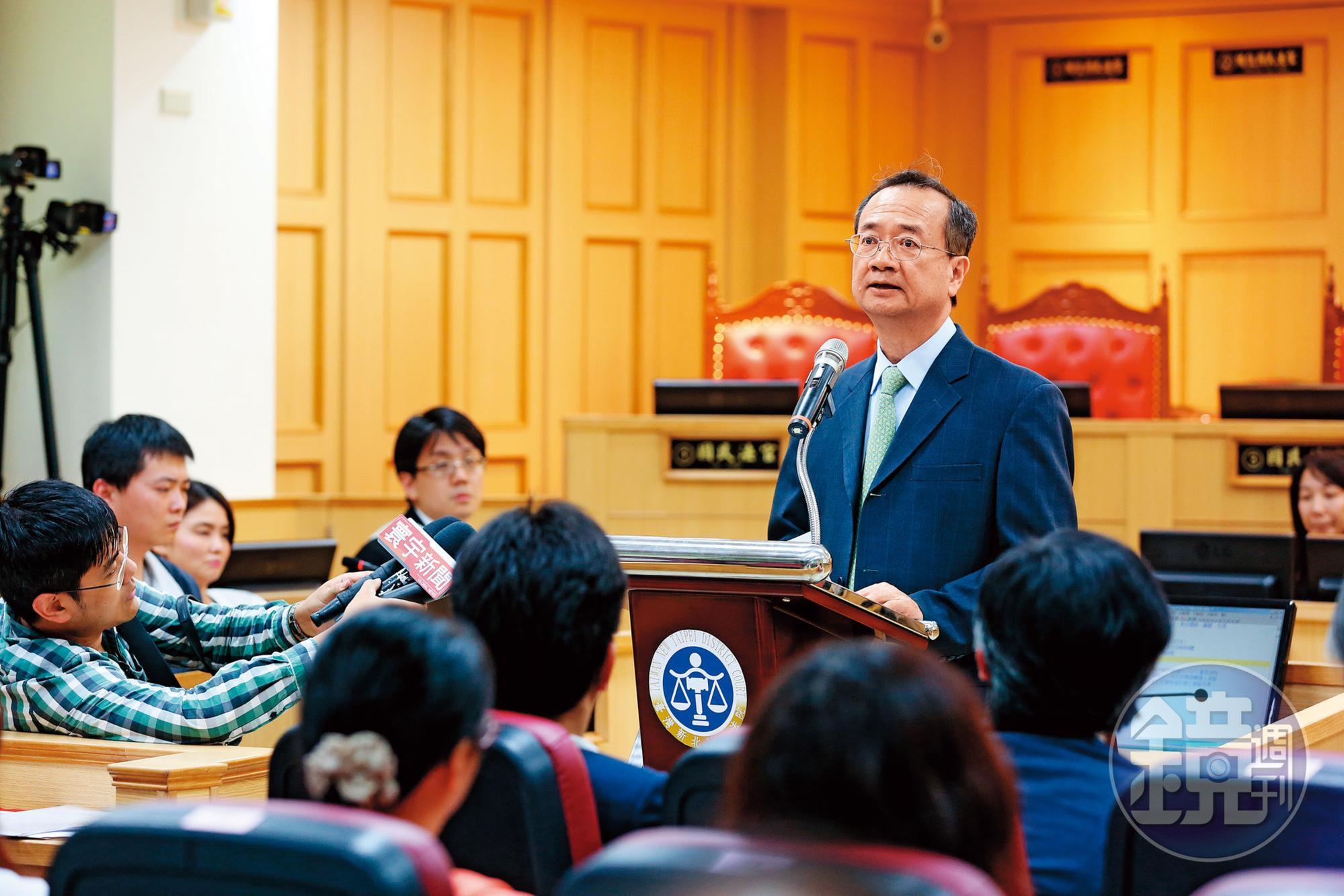 司法院長許宗力(右)致力司法改革,將加速淘汰不良法官。