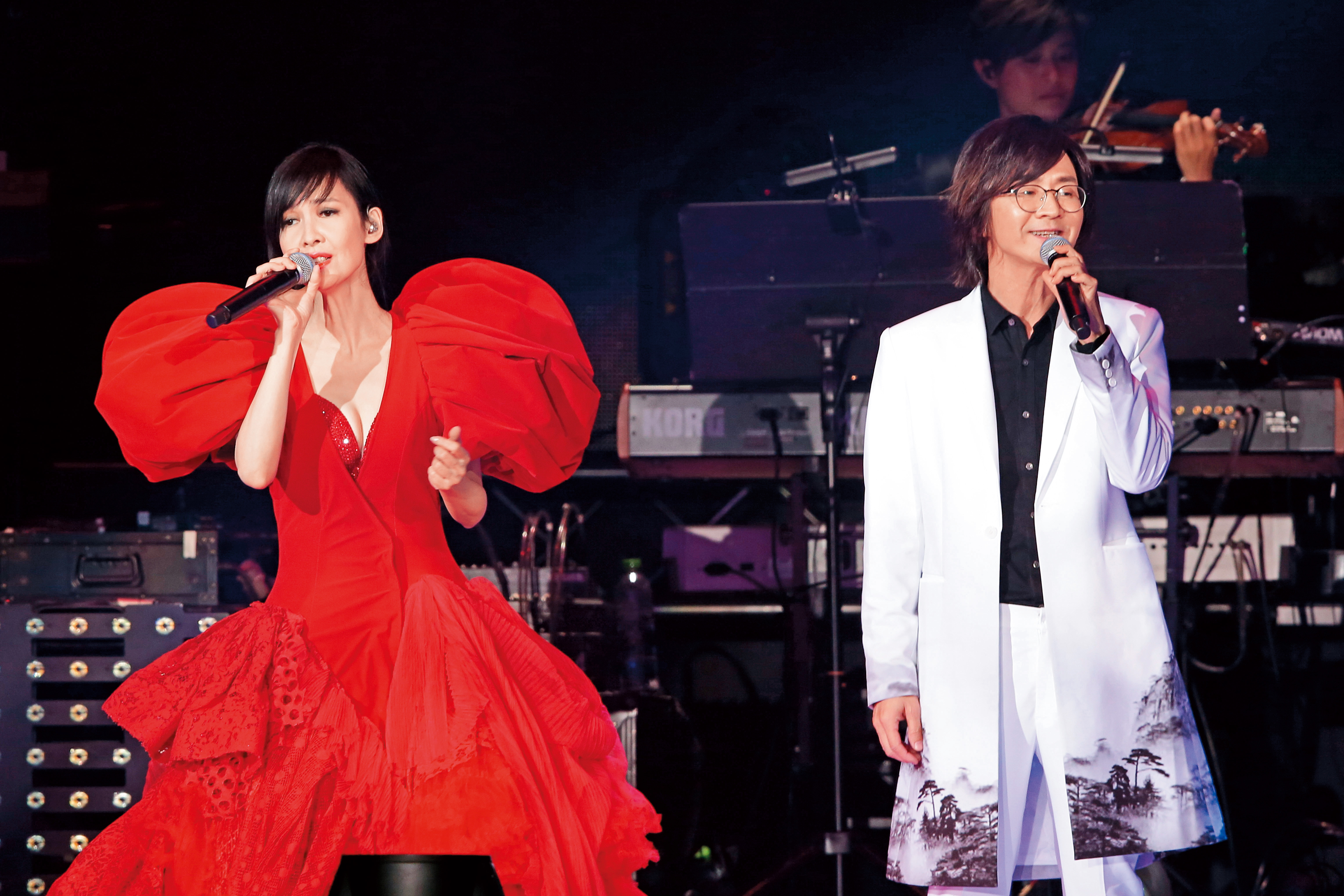 周慧敏（左）在小巨蛋演唱會上落淚聲稱，這應該是最後一次在台灣開唱，她果然尺度大開，繃出右奶。右為林隆璇。