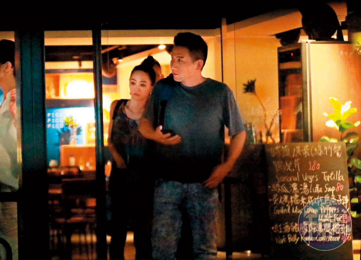 本刊拍到吳可熙（左）到趙德胤（右）家過夜，不過趙德胤硬說還有其他工作人員。