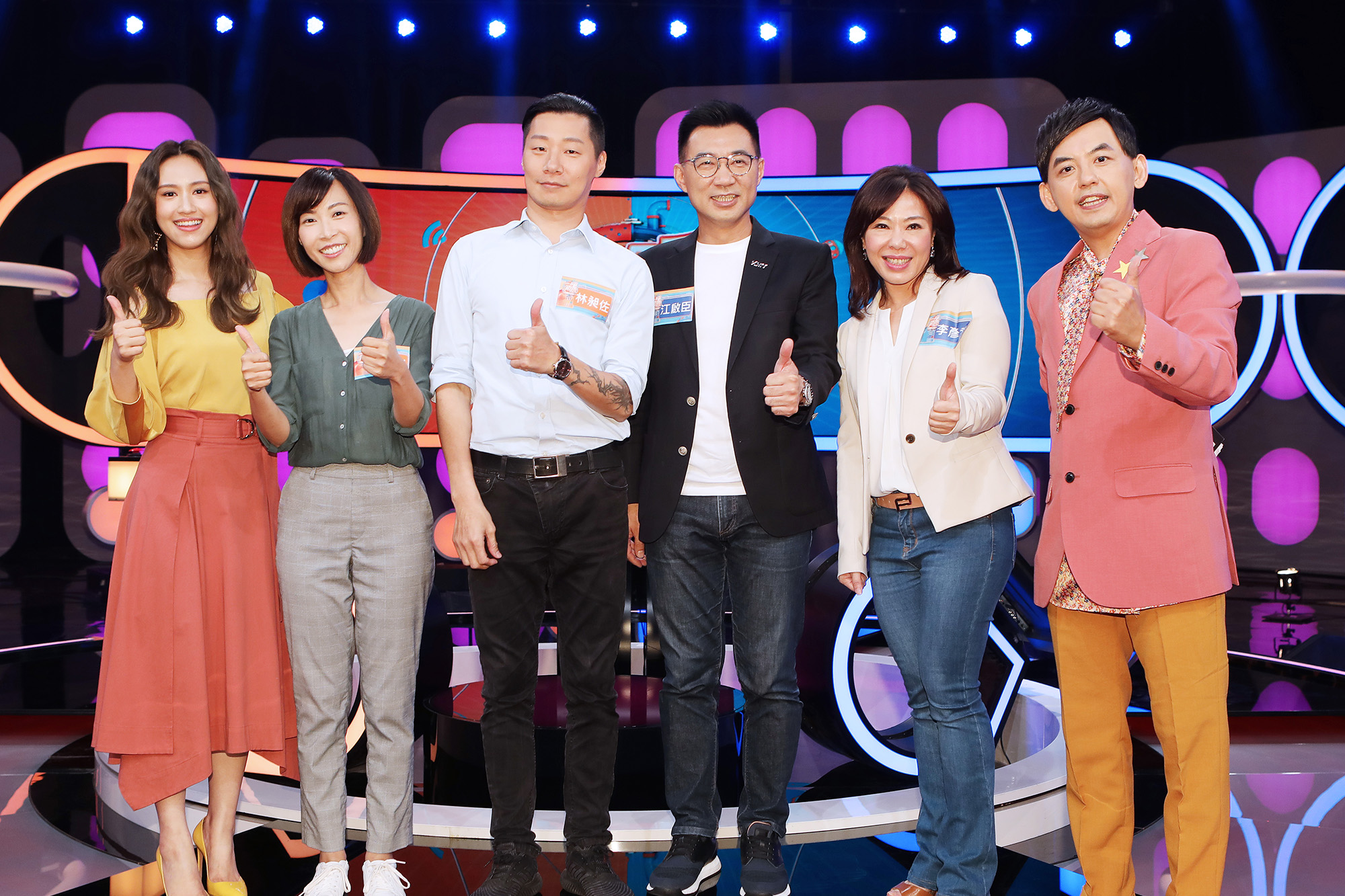 《一呼百應》主持人吳姍儒跟來賓陳雨凡、林昶佐、江啟臣、林彥秀及黃子佼合照。（公視提供）