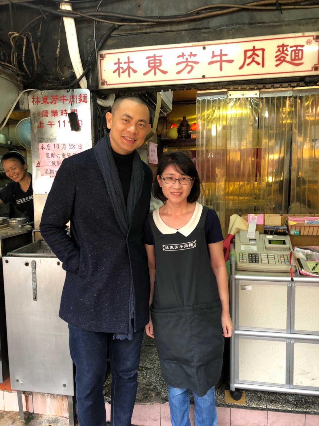 因湯頭濃郁、加上獨家自製的牛油，名廚江振誠也是林東芳牛肉麵的座上嘉賓。（林東芳提供）