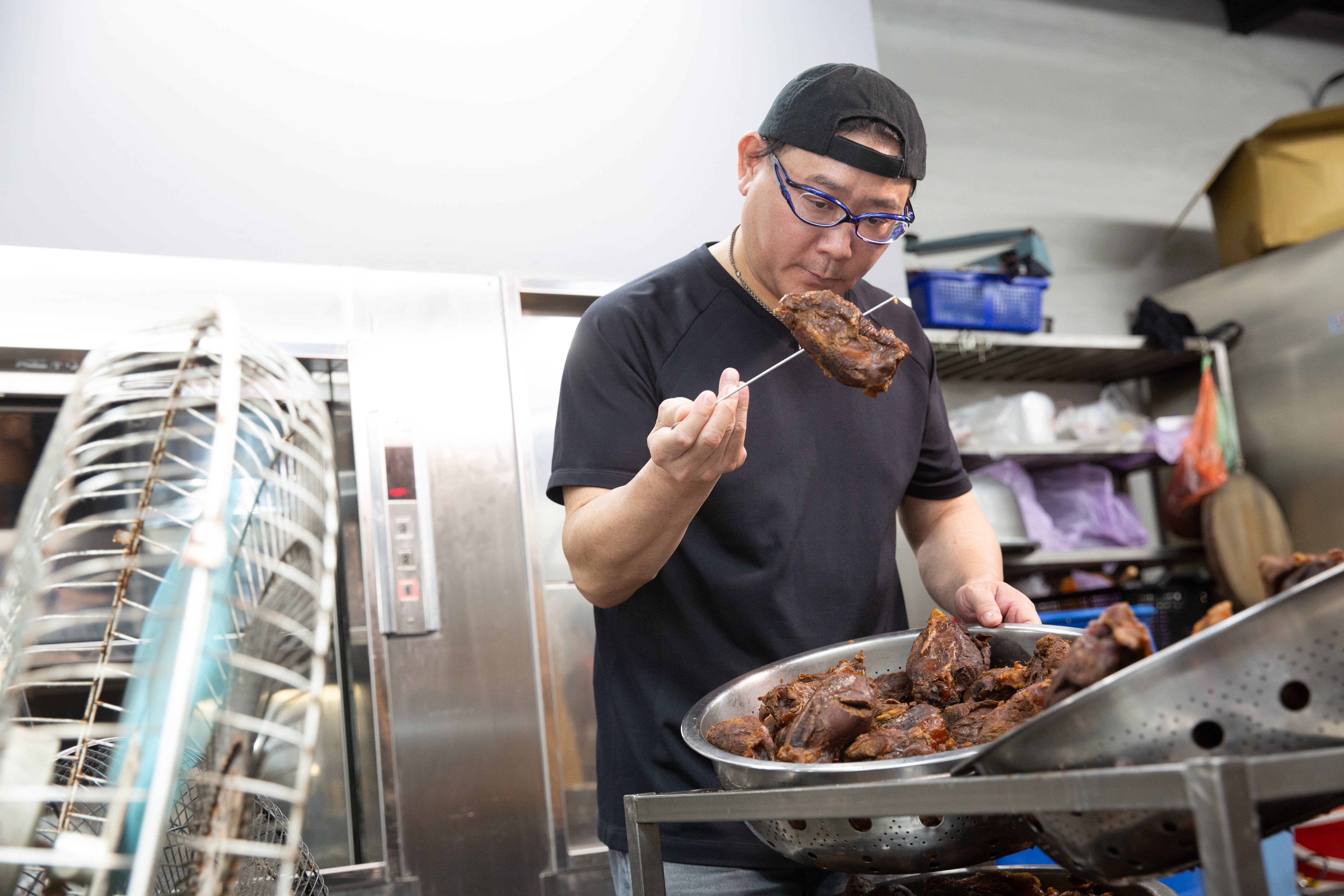 林東芳說自己是龜毛的處女座，早年滷肉、切肉、煮麵，事事都不假他人之手。