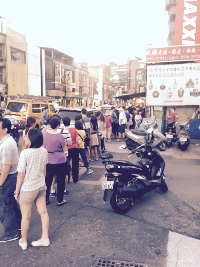 林東芳牛肉麵的早年店面老舊，靠著林東芳苛求不妥協的個性，每到用餐時間總是大排長龍。（林東芳提供）