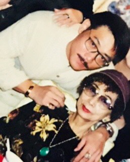 林東芳（左）從小替母親李芙蓉（右）在遼寧街擺攤賣牛肉麵，2人感情甚篤。（林東芳提供）
