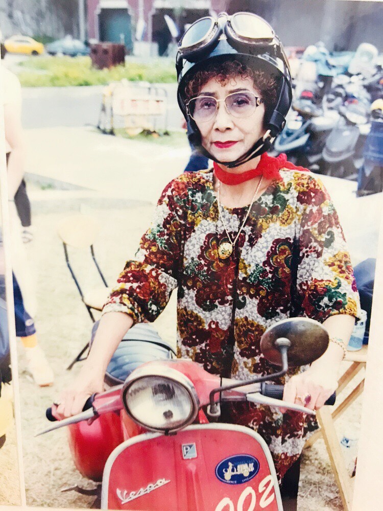 林東芳拿出幾張李芙蓉的舊照片，相片中的母親穿著相當時髦。（林東芳提供）