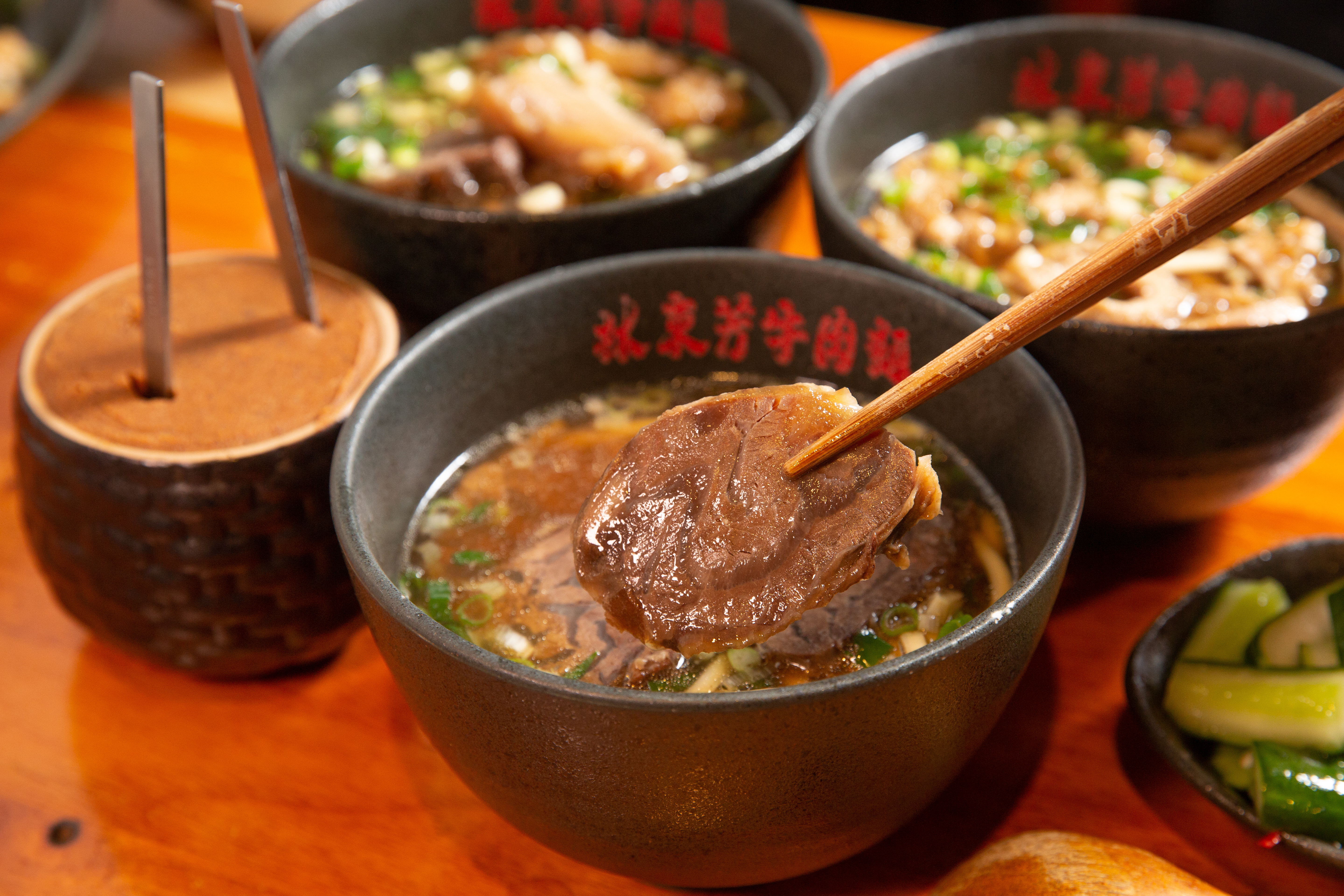 接班後，林東芳降低母親大量使用中藥熬湯的苦澀感，加入老母雞與牛肉熬煮濃郁湯頭，讓外國人也能接受。（牛肉麵200元／碗）