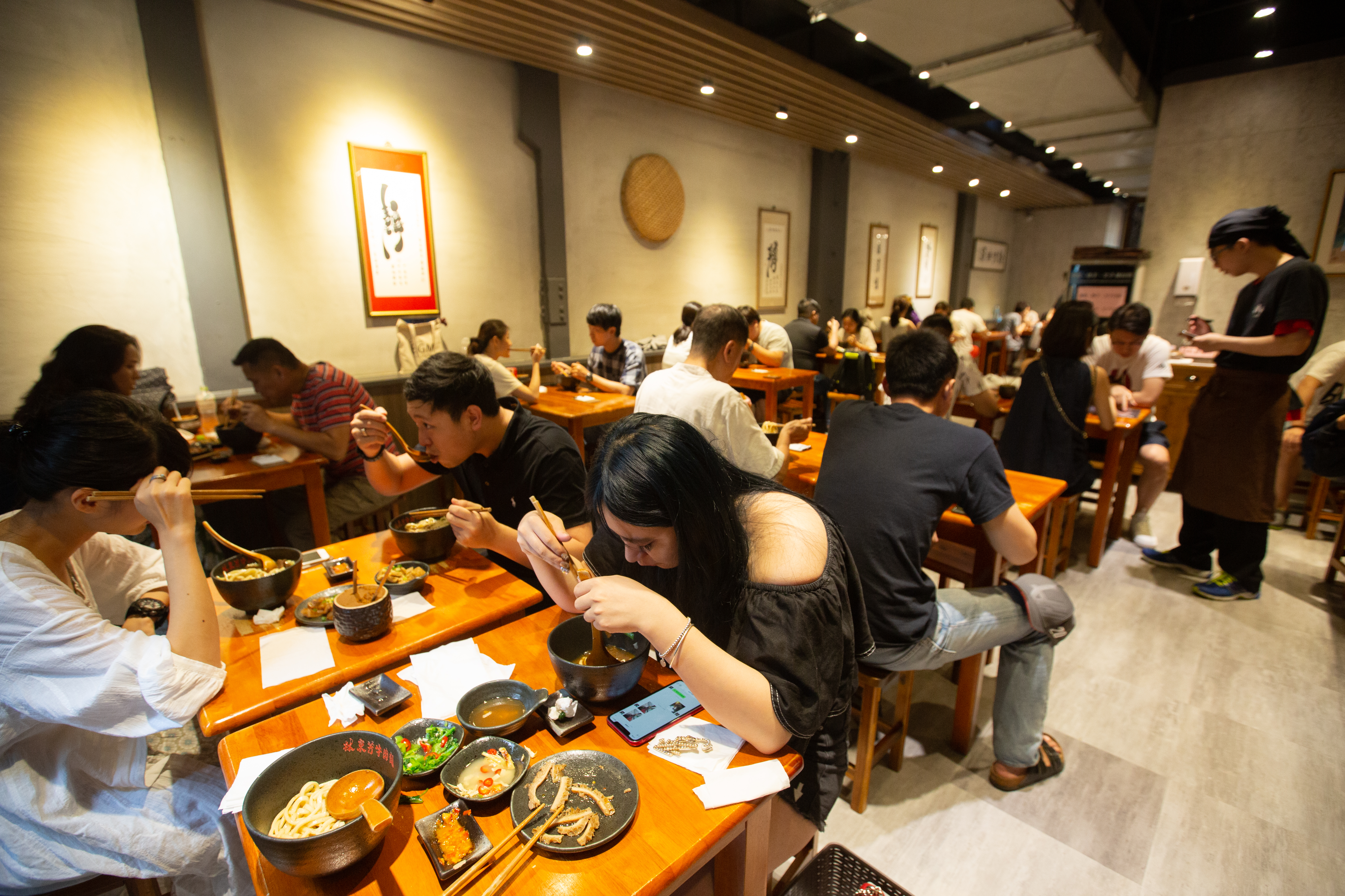 今年3月初,林東芳的店面又搬回台北市八德路上,裝潢改走時尚簡約風。