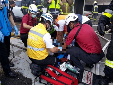 警消救出劉姓姊妹倆，已無生命跡象，緊急送醫後仍宣告不治。（翻攝畫面）