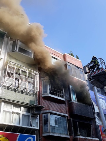 北投明德路上汽修廠清晨竄火舌，造成一對劉姓姊妹命喪火窟。（翻攝畫面）