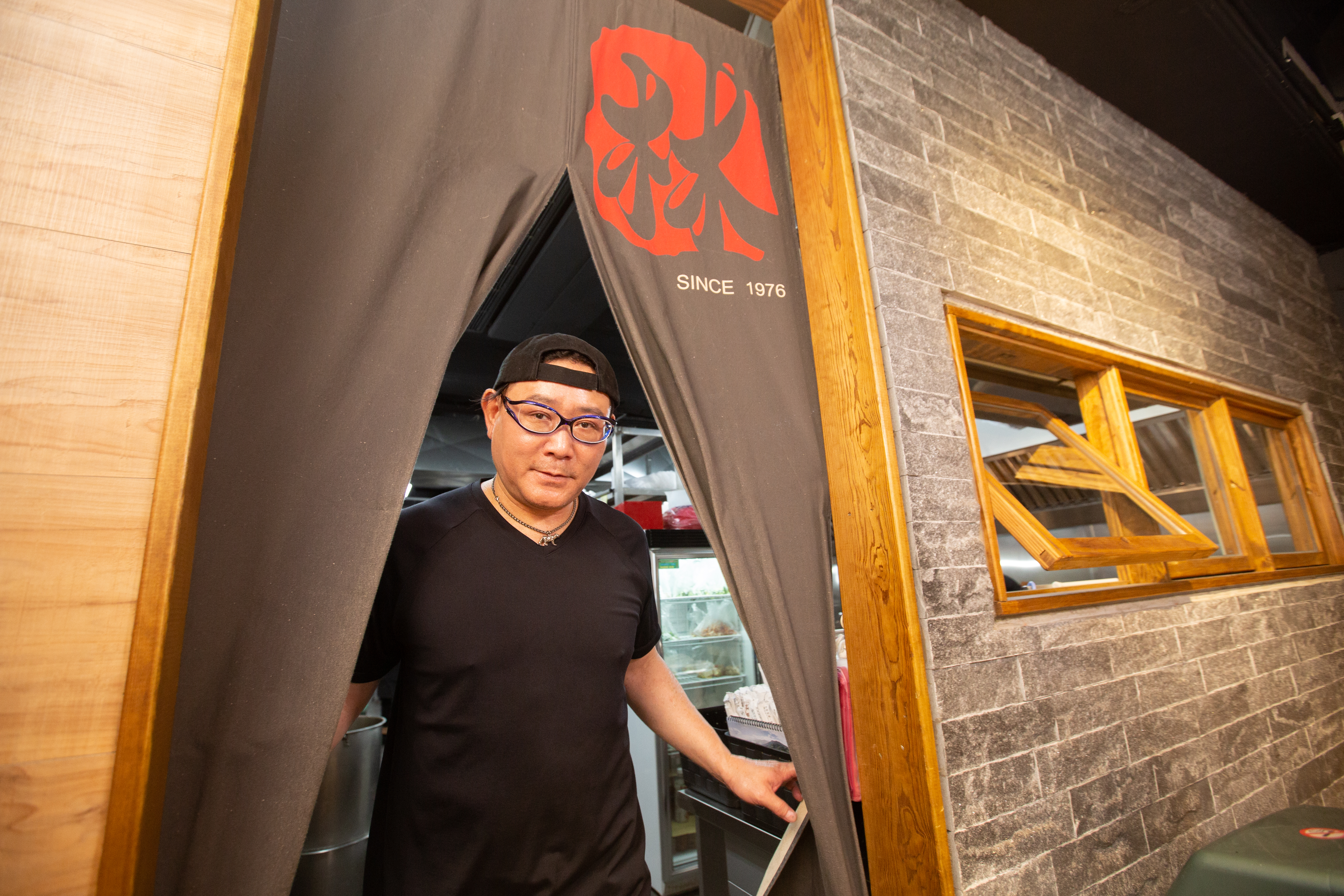 17歲那年，林東芳曾和朋友組團練唱，他是主唱兼鼓手。