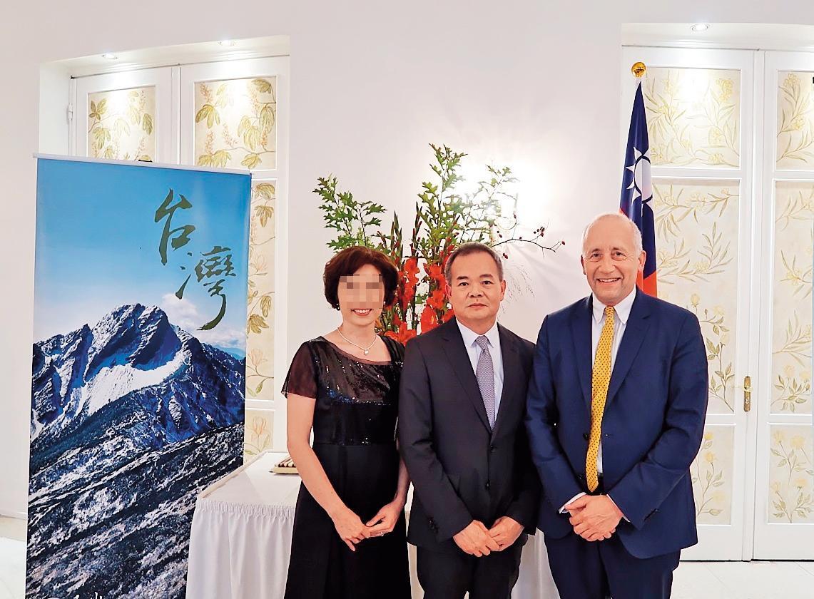 沈文強（中）上任之初，與太太（左）一同出席漢堡辦事處的國慶酒會。（翻攝漢堡辦事處官網）