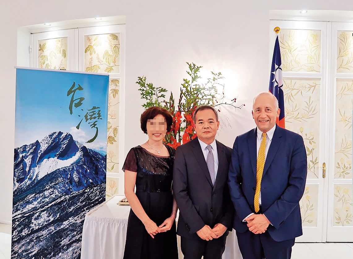 沈文強（中）上任之初，與太太（左）一同出席漢堡辦事處的國慶酒會。（翻攝漢堡辦事處官網）