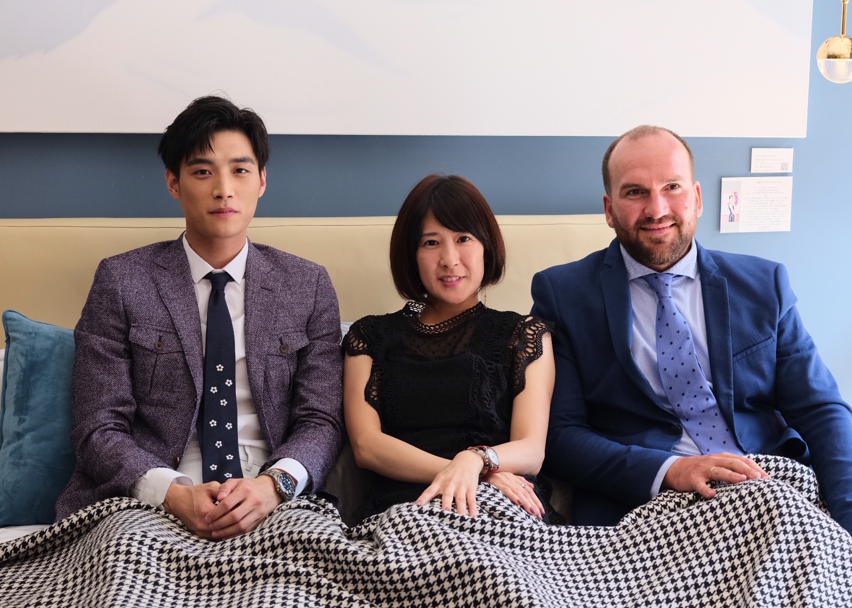 陳彥名為床具品牌代言，躺上女CEO的床，一臉窘樣。（馬棋朵提供）