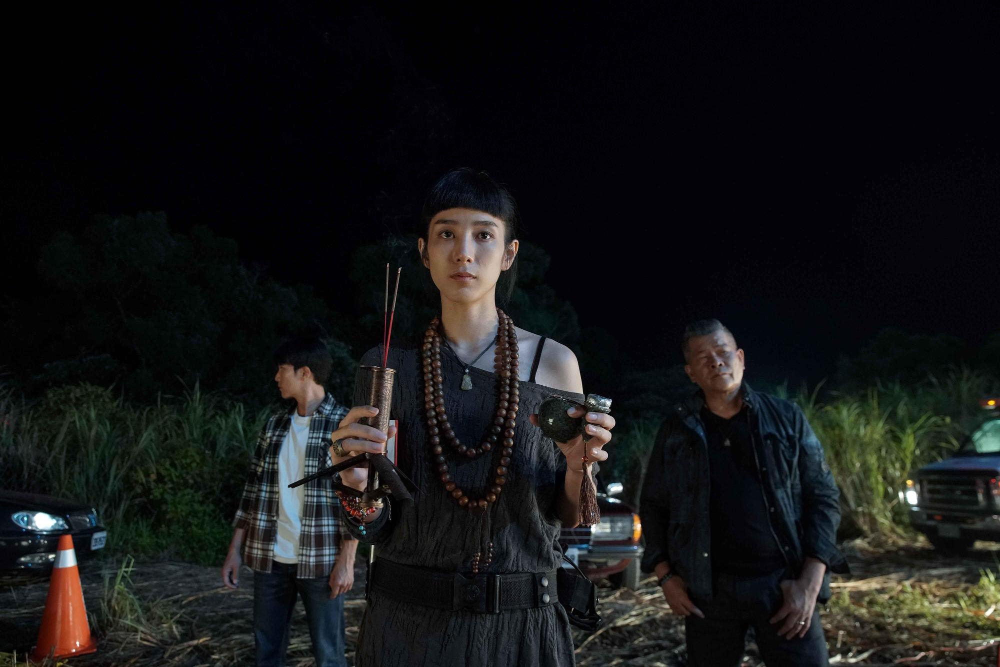 温貞菱在《第九分局》中飾演濟公會上身的警探小雪，喝的不是米酒頭就是威士忌。（甲上提供）