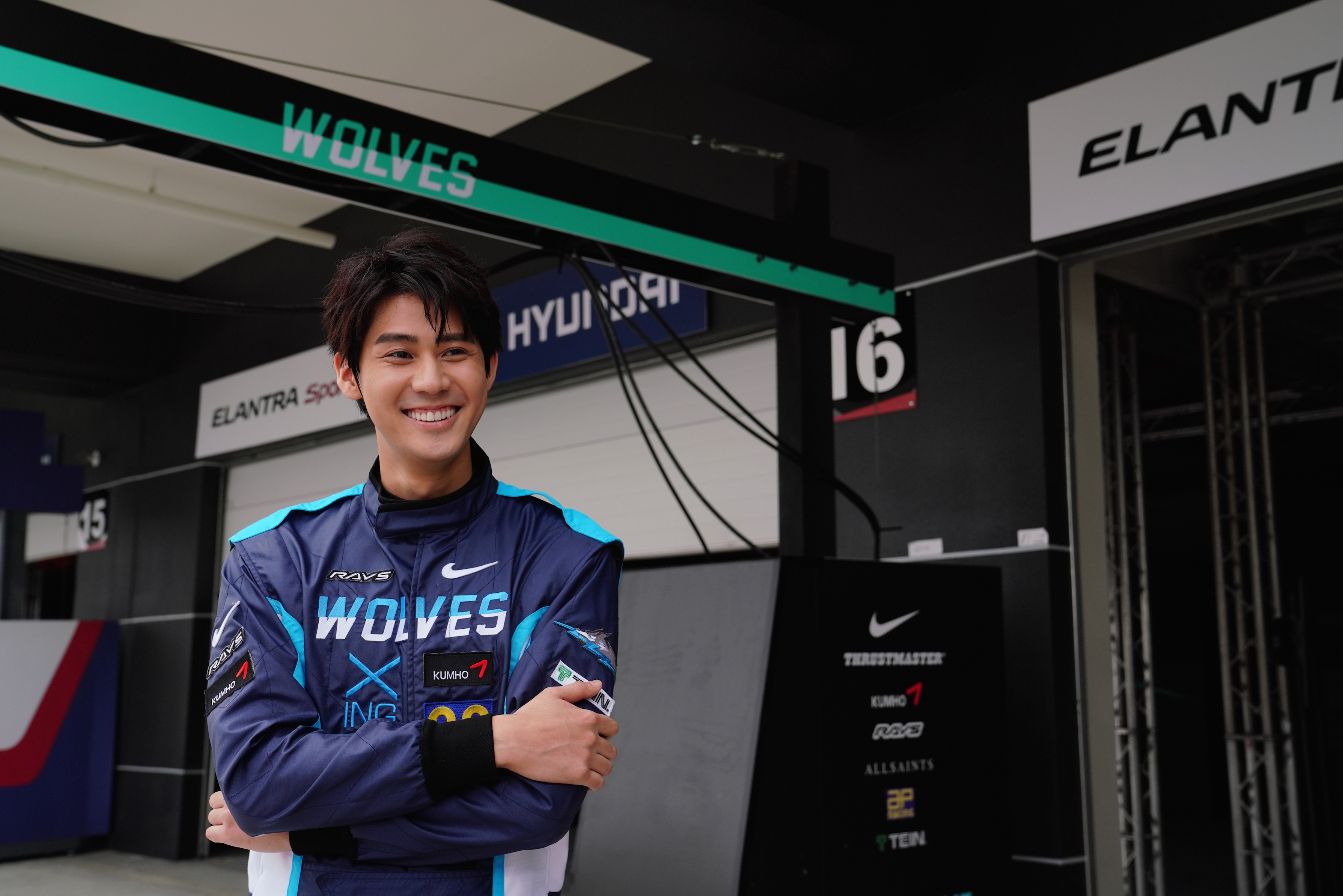 李玉璽驚喜演出《叱咤風雲》，穿起賽車服的他十分帥氣。（創映電影、量能影業提供）