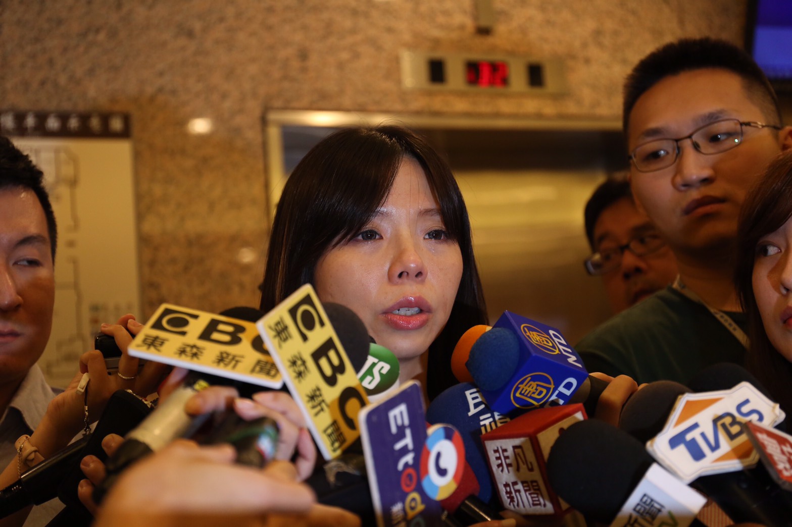 昨日邱顯智宣布請辭黨主席，沒想到今日立委洪慈庸也跟進，下午召開記者會宣布退黨消息。