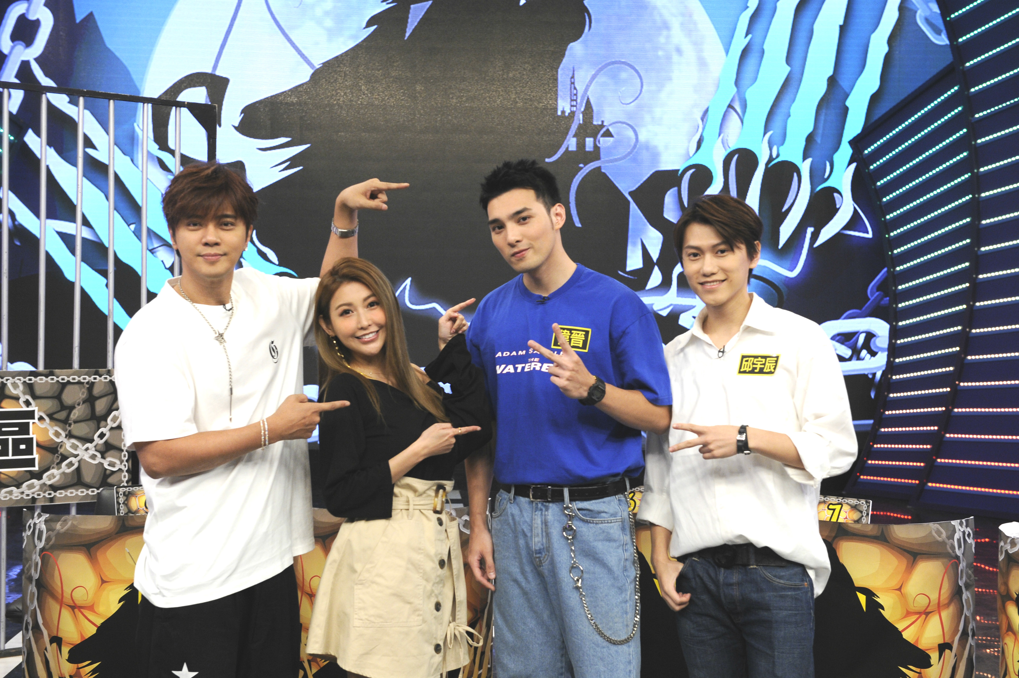 偉晉昨日退伍，今立刻開工、歸隊八大綜合台《娛樂百分百》主持行列，製作單位精心安排舉辦歡迎會。（八大提供）