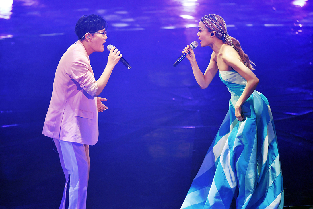 容祖兒力邀張信哲演唱經典名曲，讓聽眾感動不已。（英皇娛樂提供）