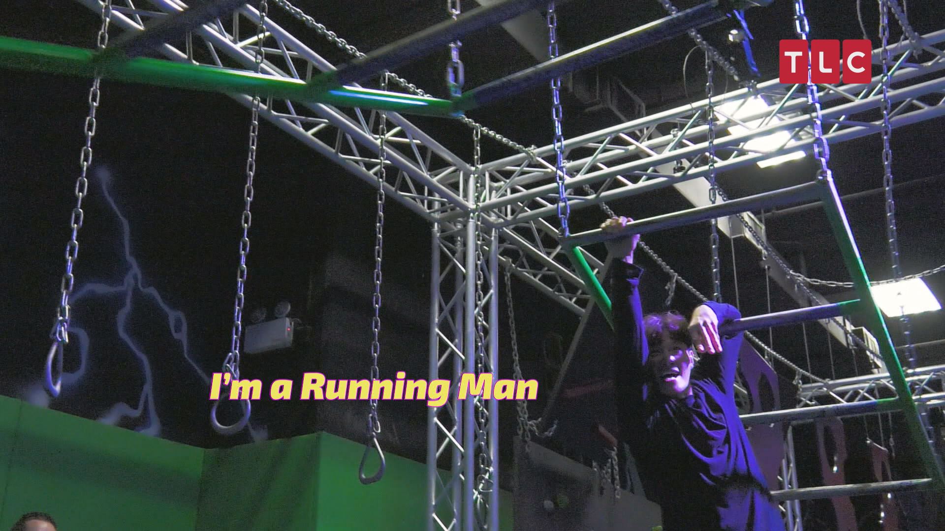 金鐘國在《Running Man》向來都是戰無不克，但在香港挑戰「兒童競技場」，反而身材太高大顯得吃力，死命完成挑戰。（TLC旅遊生活頻道提供）