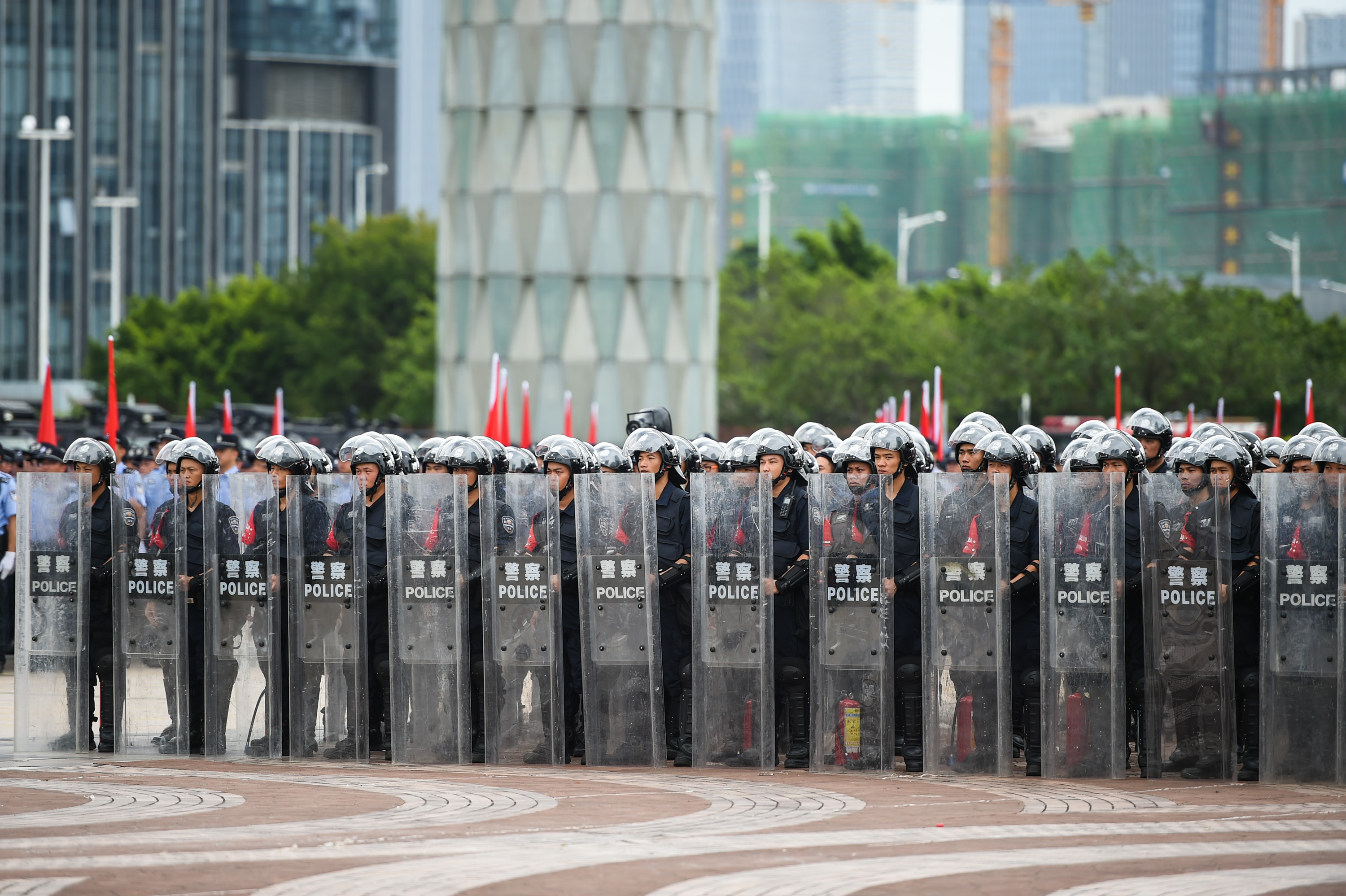 2019年8月6日，廣東深圳公安部門「深圳亮劍」行動，人員集結準備反恐突襲演練。（東方IC）