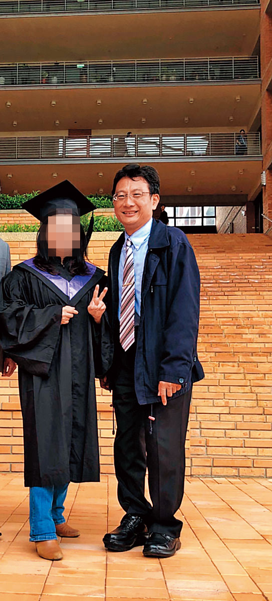 吳振富庭長(右)在大學擔任講師,遭控濫用法官助理幫他備課、出考題。(翻攝清華大學官網)