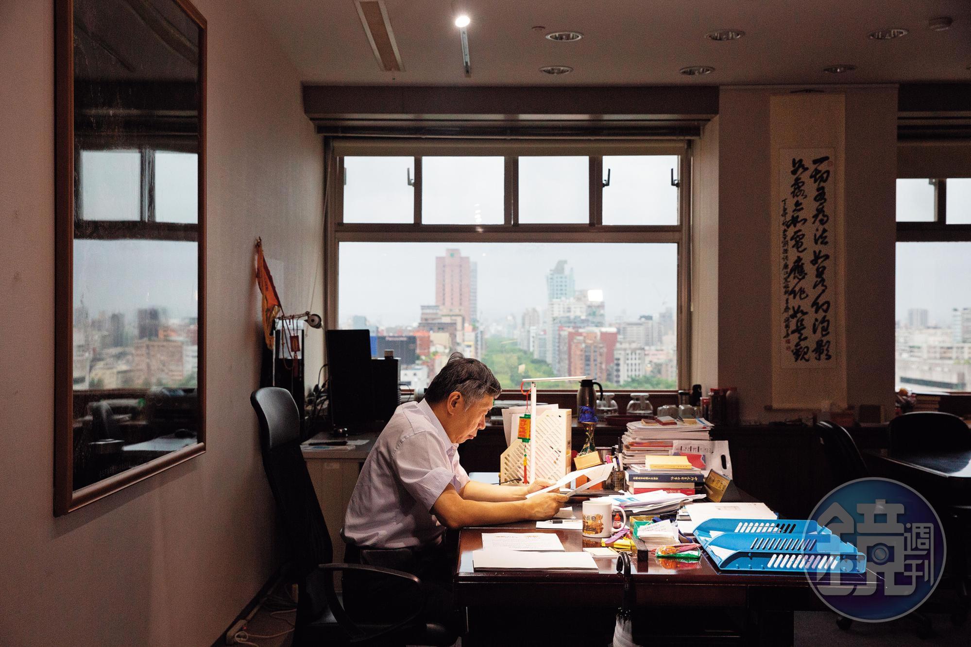 台北市長辦公室窗外即是仁愛路，一路到底便是總統府。柯坦言這次是參選最好時機，但卻以諸葛亮「六出祁山」故事吐露徐圖進取的心聲。