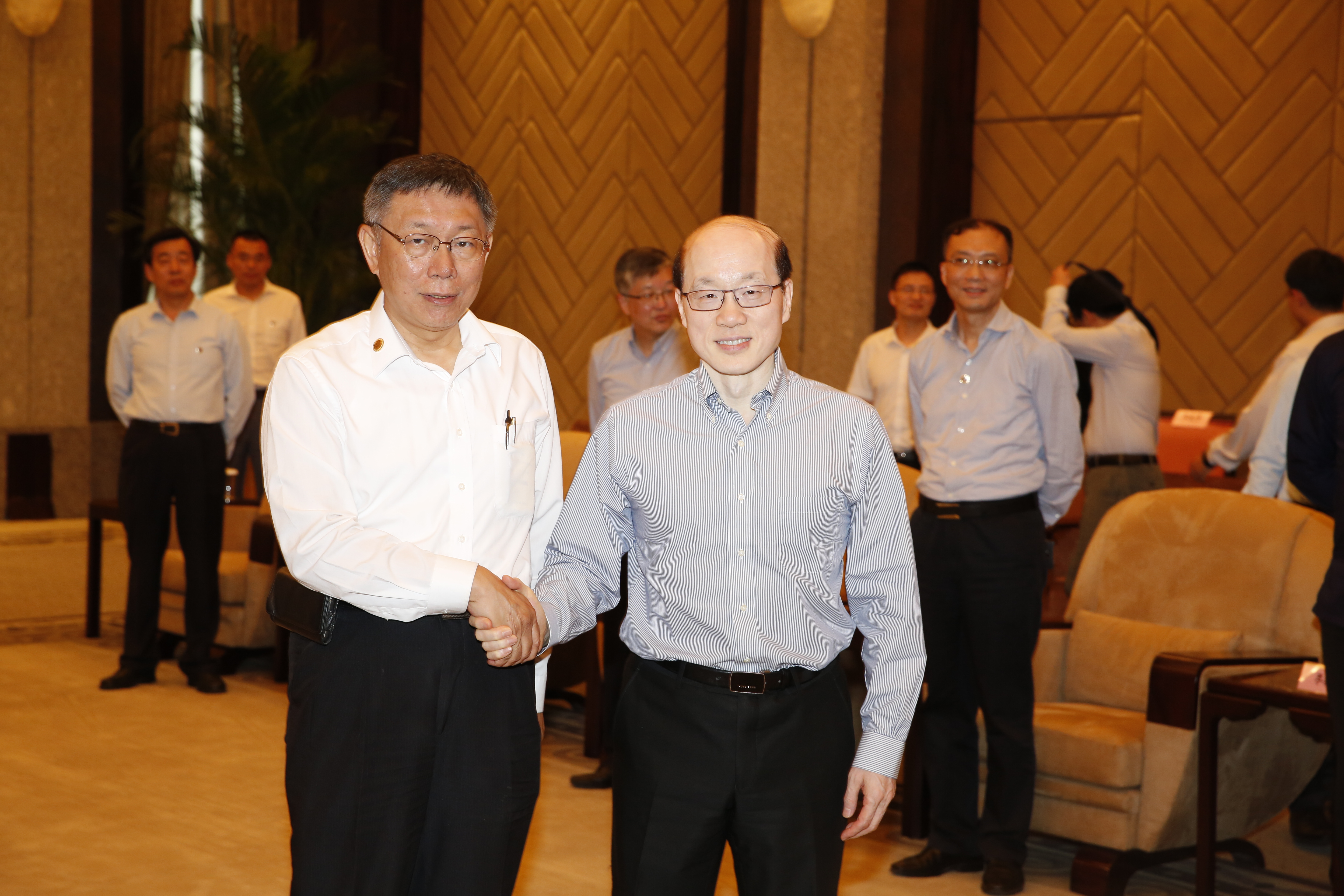 柯文哲（前左）爆自己跟國台辦主任劉結一（前右）的談判內容：「如果你講一國兩制，那我就講香港！」