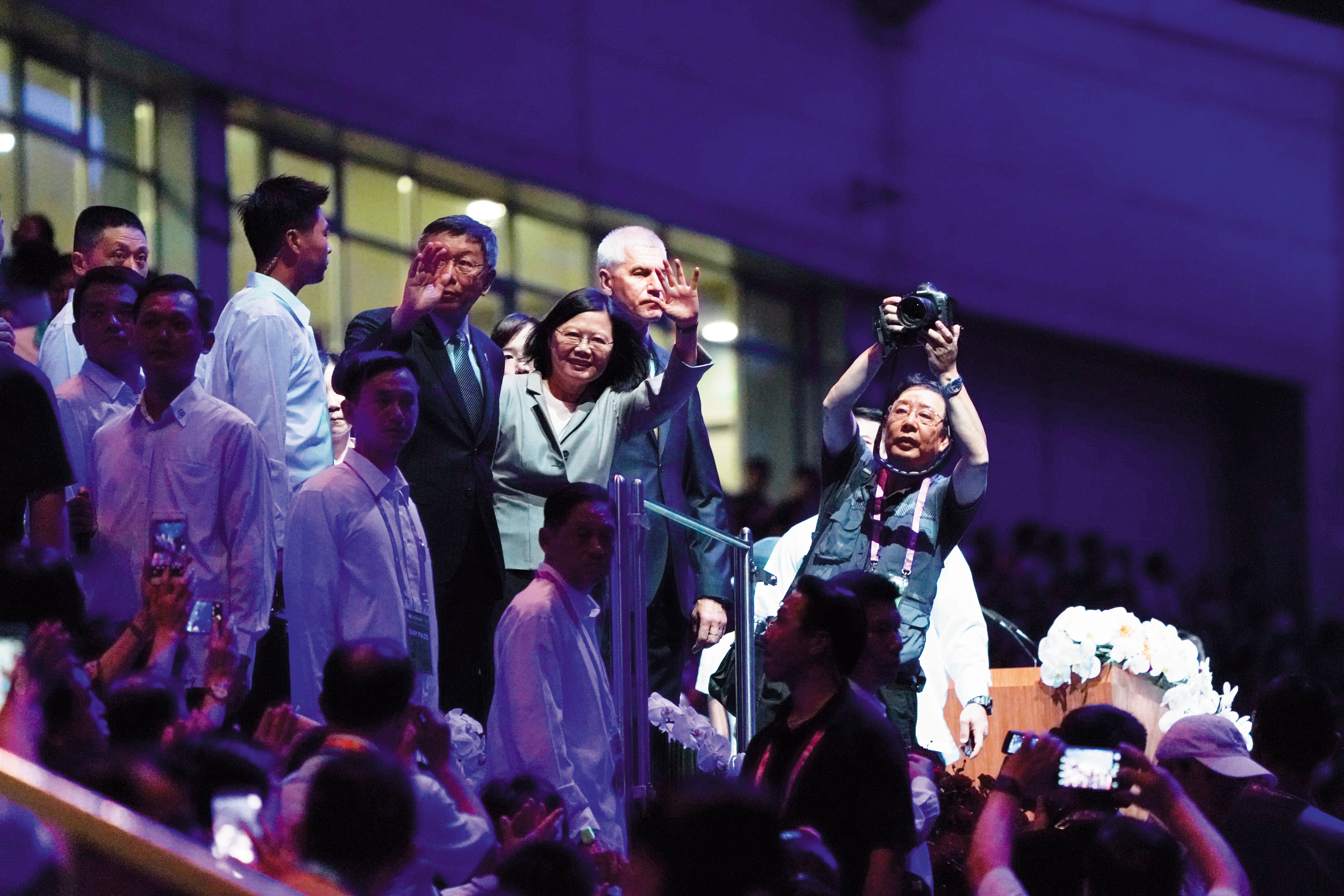 柯認為抹紅是民進黨選舉策略,並反嗆蔡英文在世大運開幕時「妳用中華民國總統身分上台了耶!」