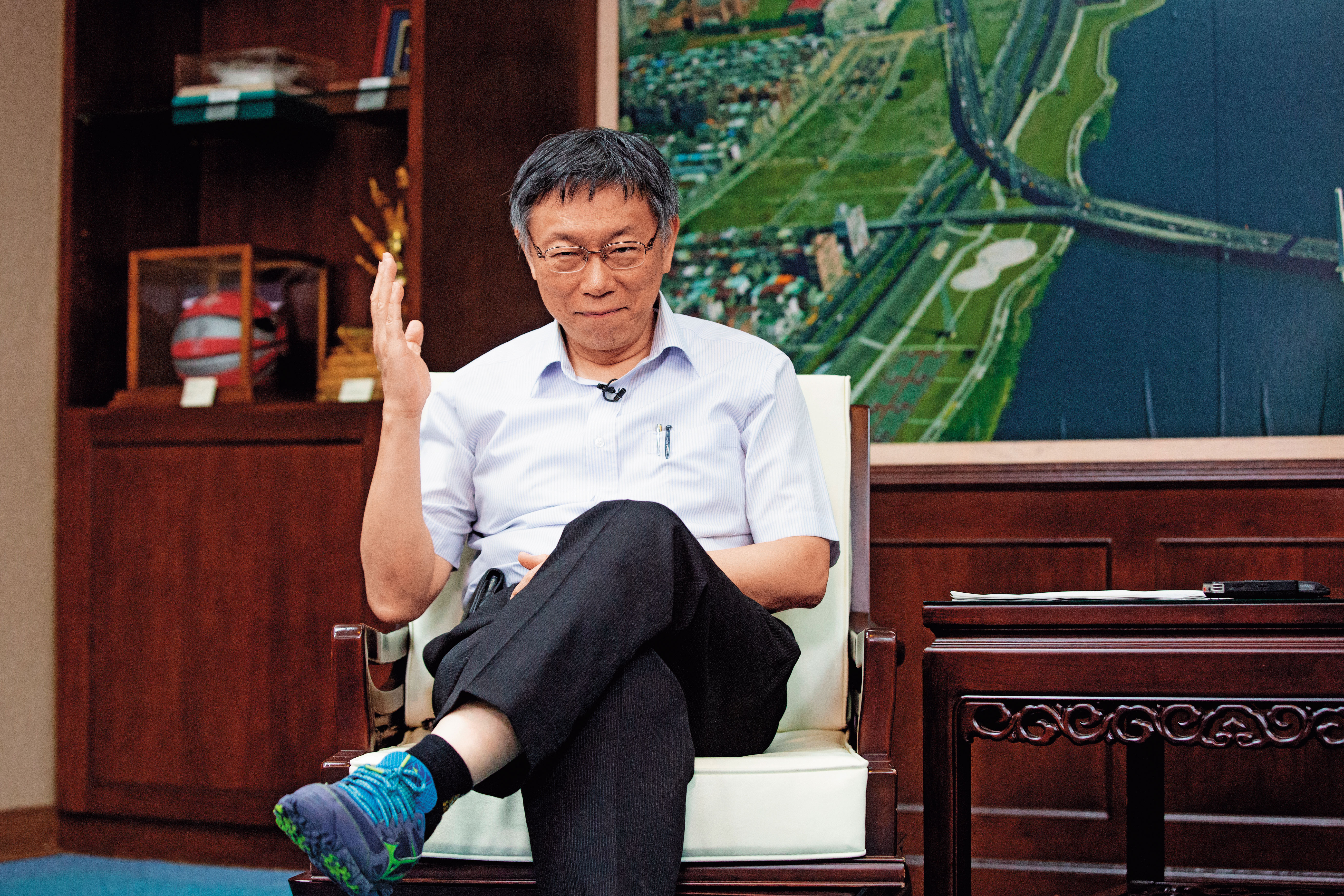 柯文哲在專訪中宣示，民眾黨不分區立委將是「影子內閣」，是「柯文哲意志在立法院的表現」。